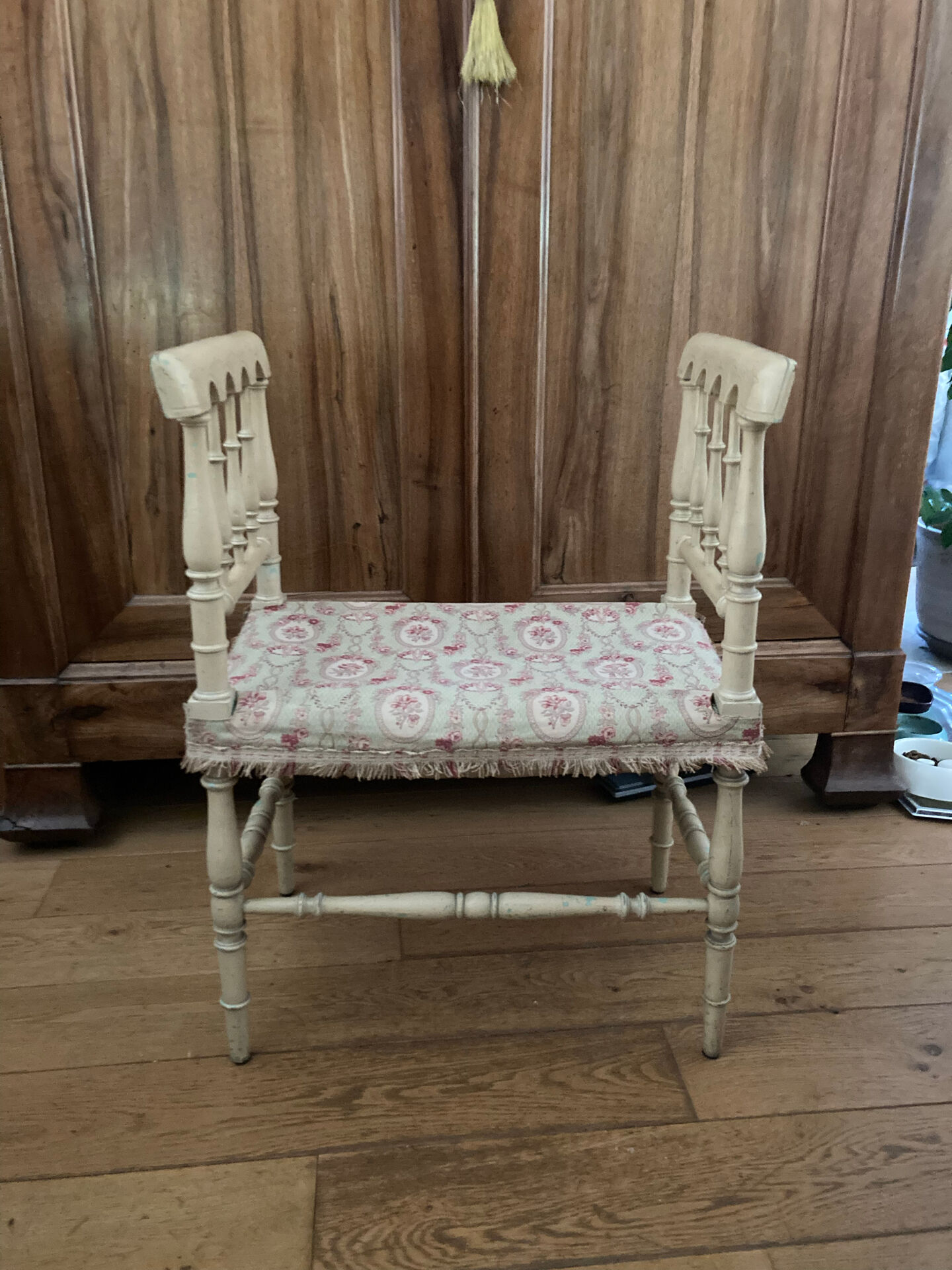 Banquette époque fin XIXe assise en paille colorée structure rechampie