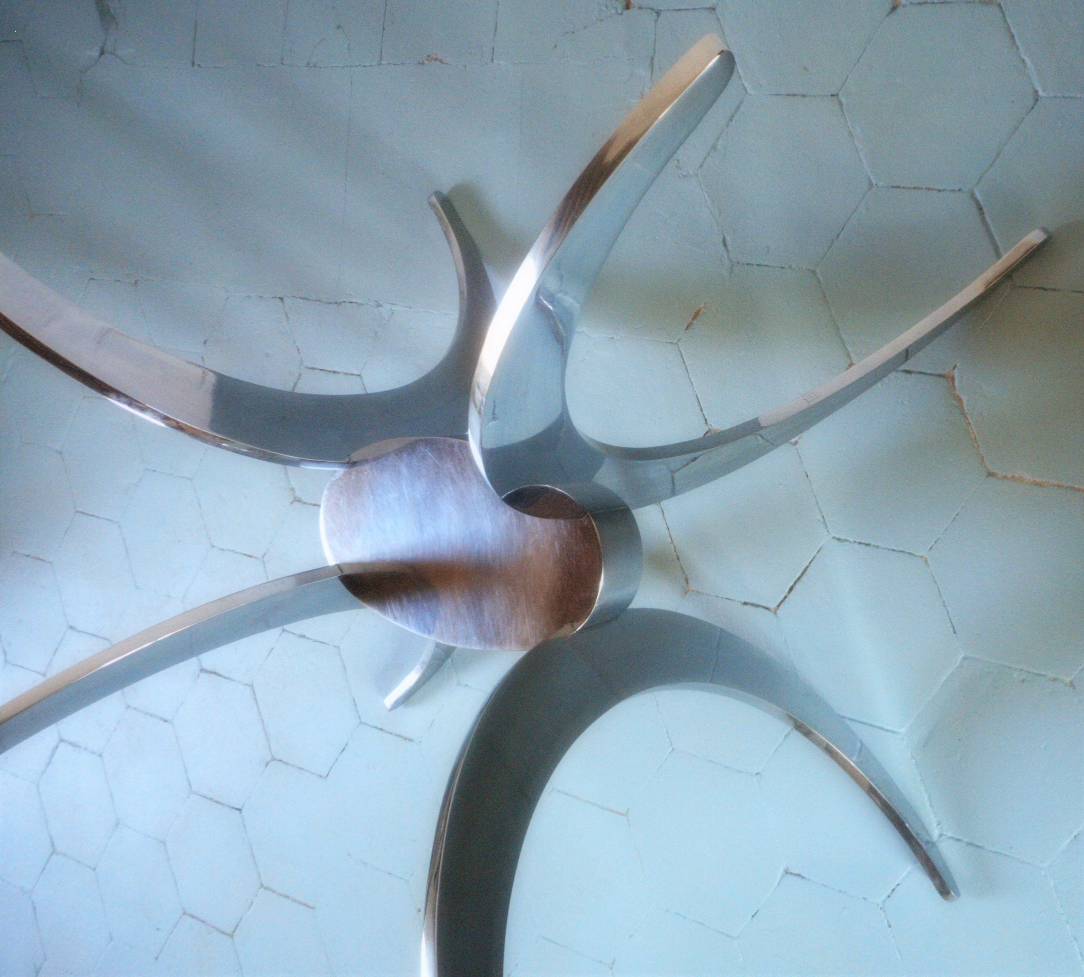 Table en verre fumé