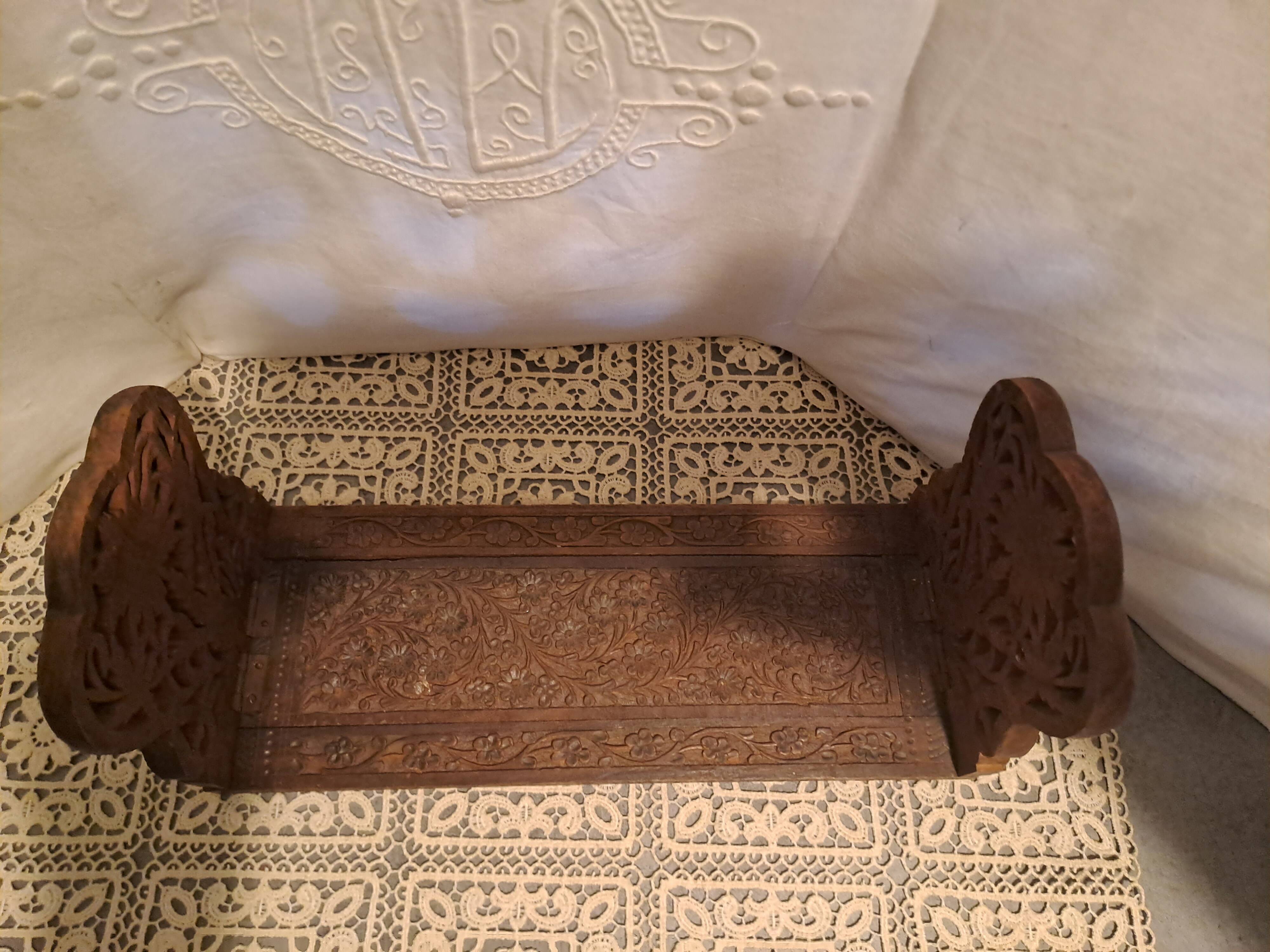 Book support to pose extendable and foldable in wood of the islands carved 1980s