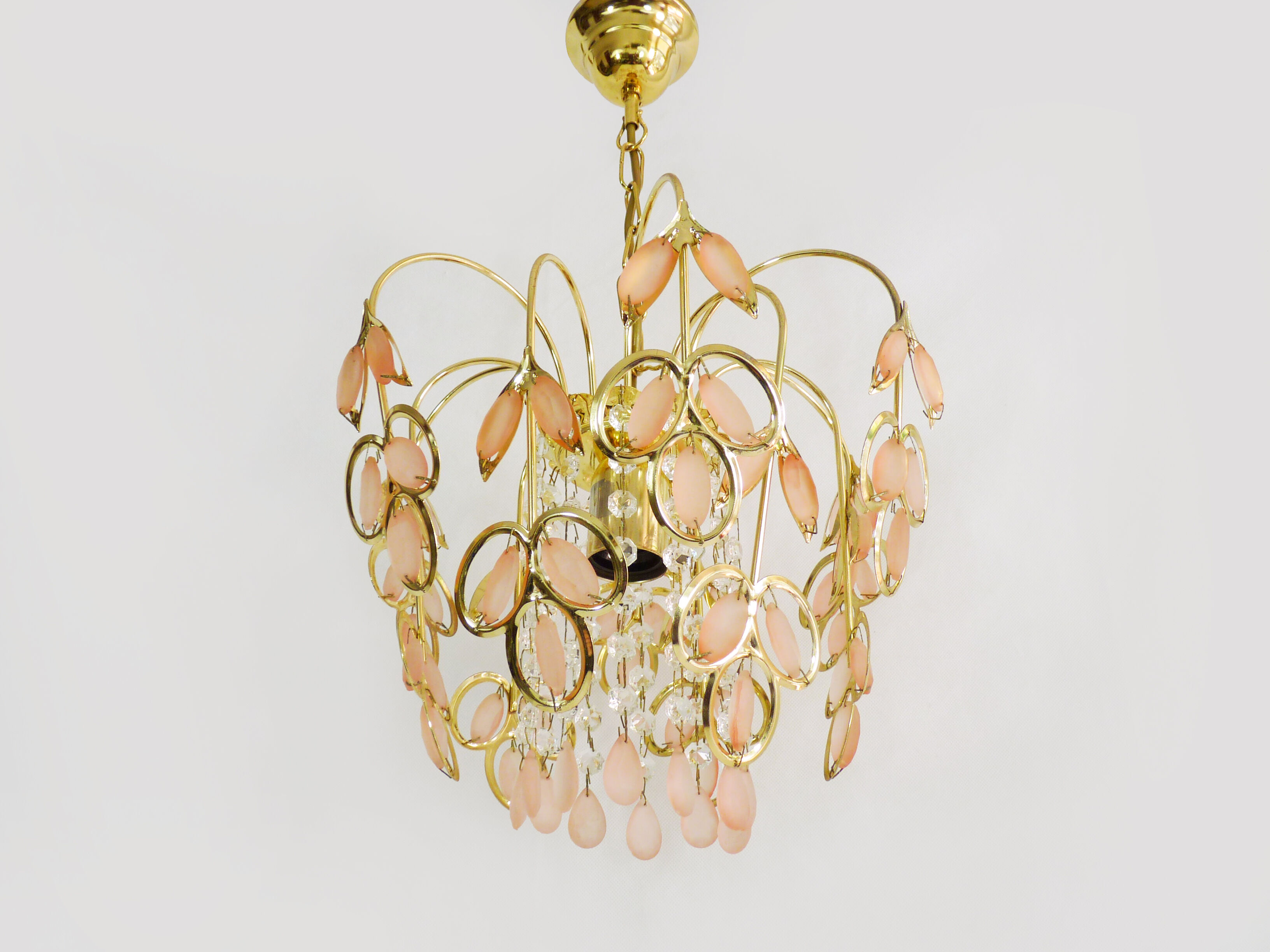 Lustre vintage suspension en métal doré et laiton feuilles en verre rose et pampilles. Année 70 80