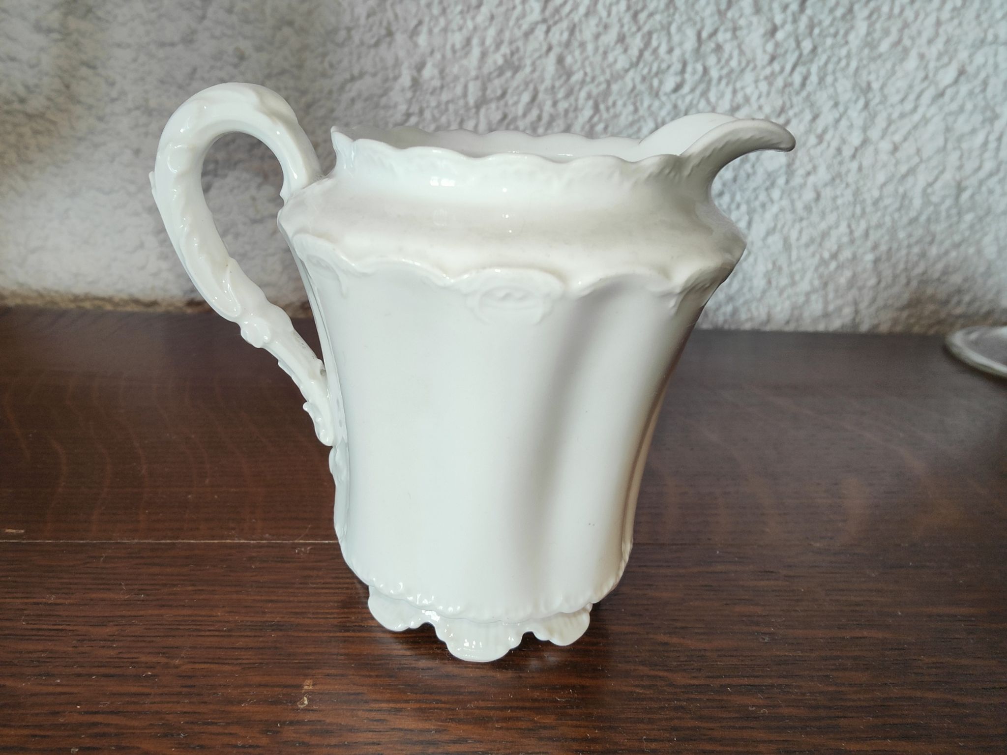 Limoges porcelain coffee maker in Haviland, white milk pot and sugar bowl decorated with leaves