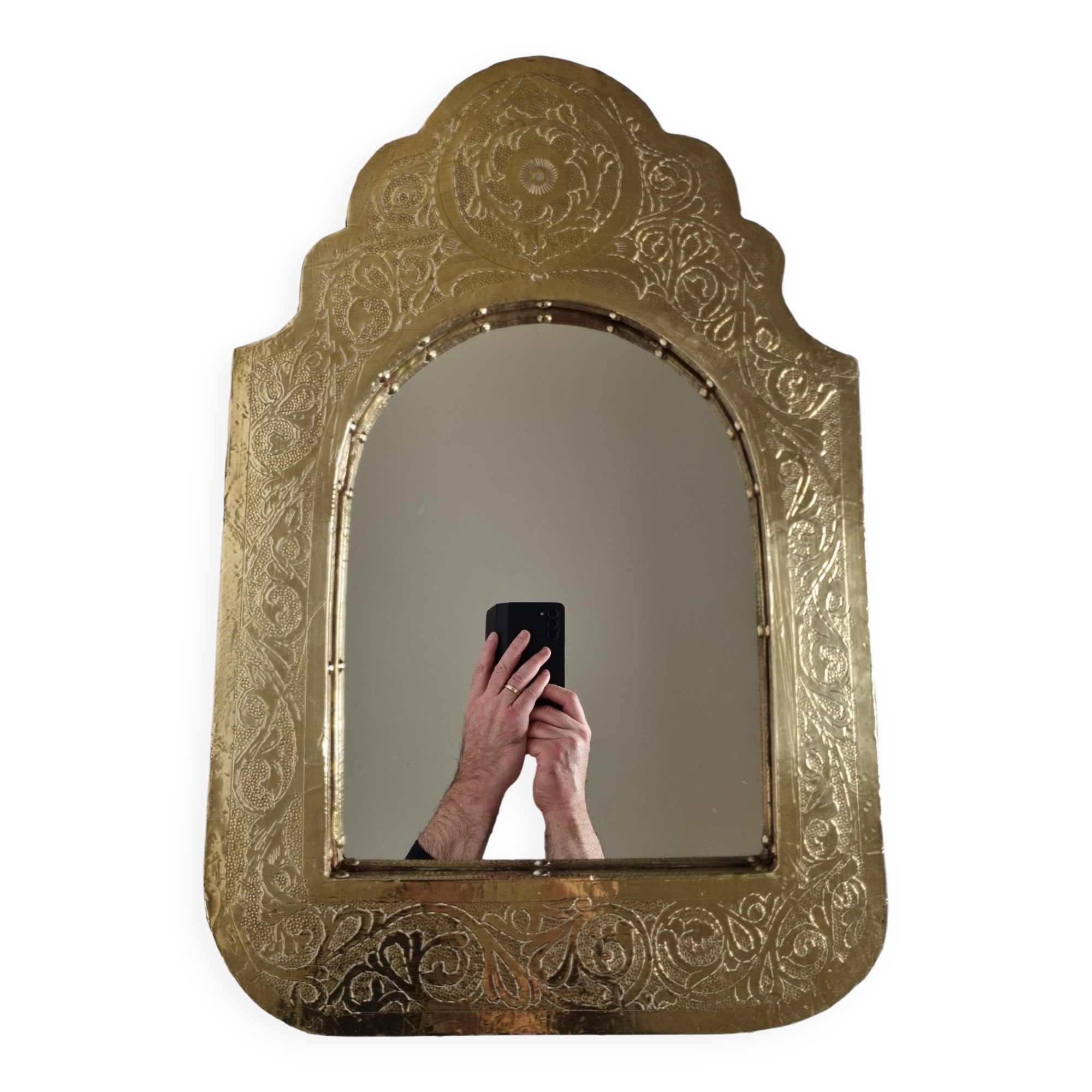 Oriental mirror in wood and hammered brass in the shape of an arch, plant decor, 52 cm