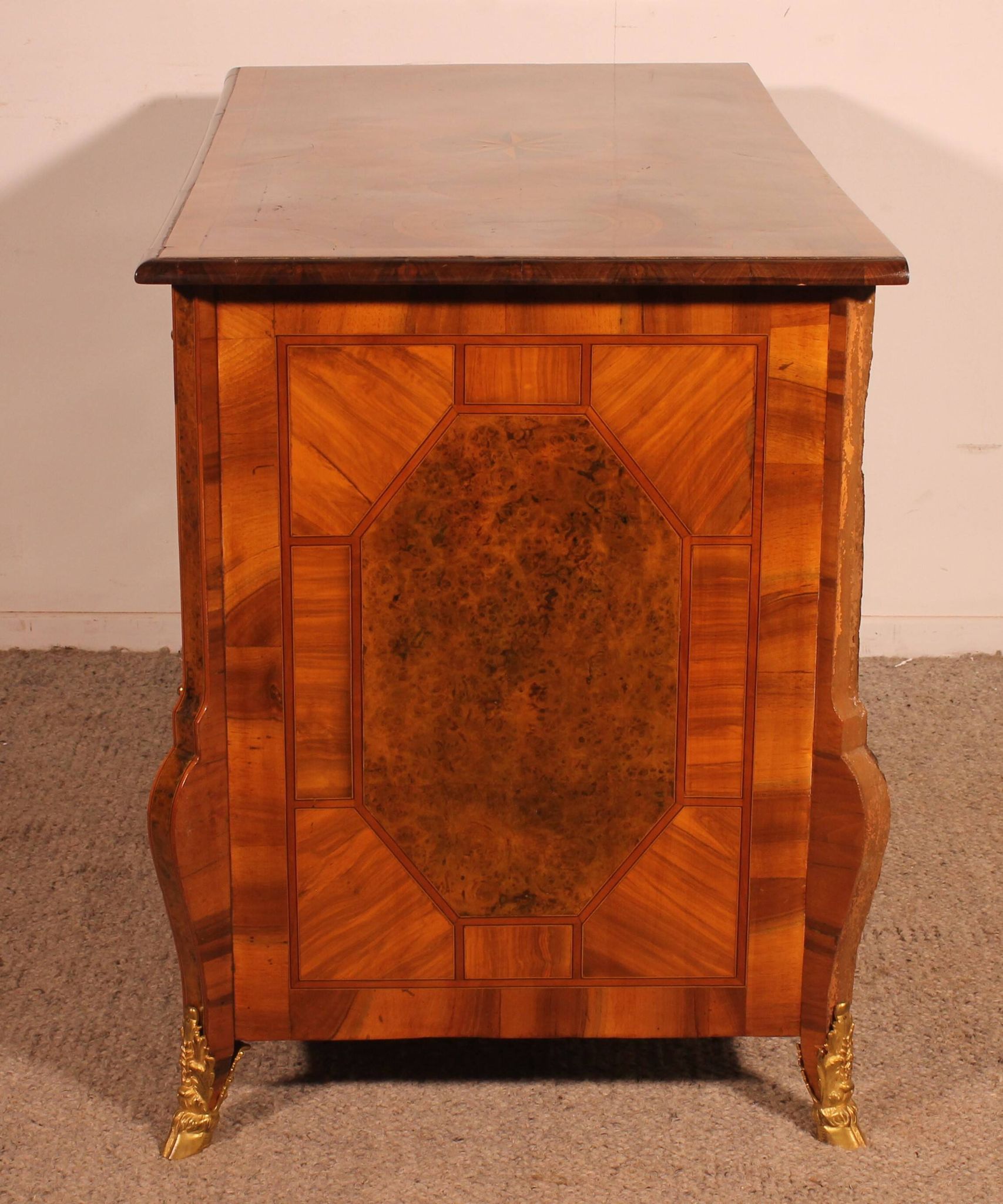 Mazarine chest of drawers from the early 18th century