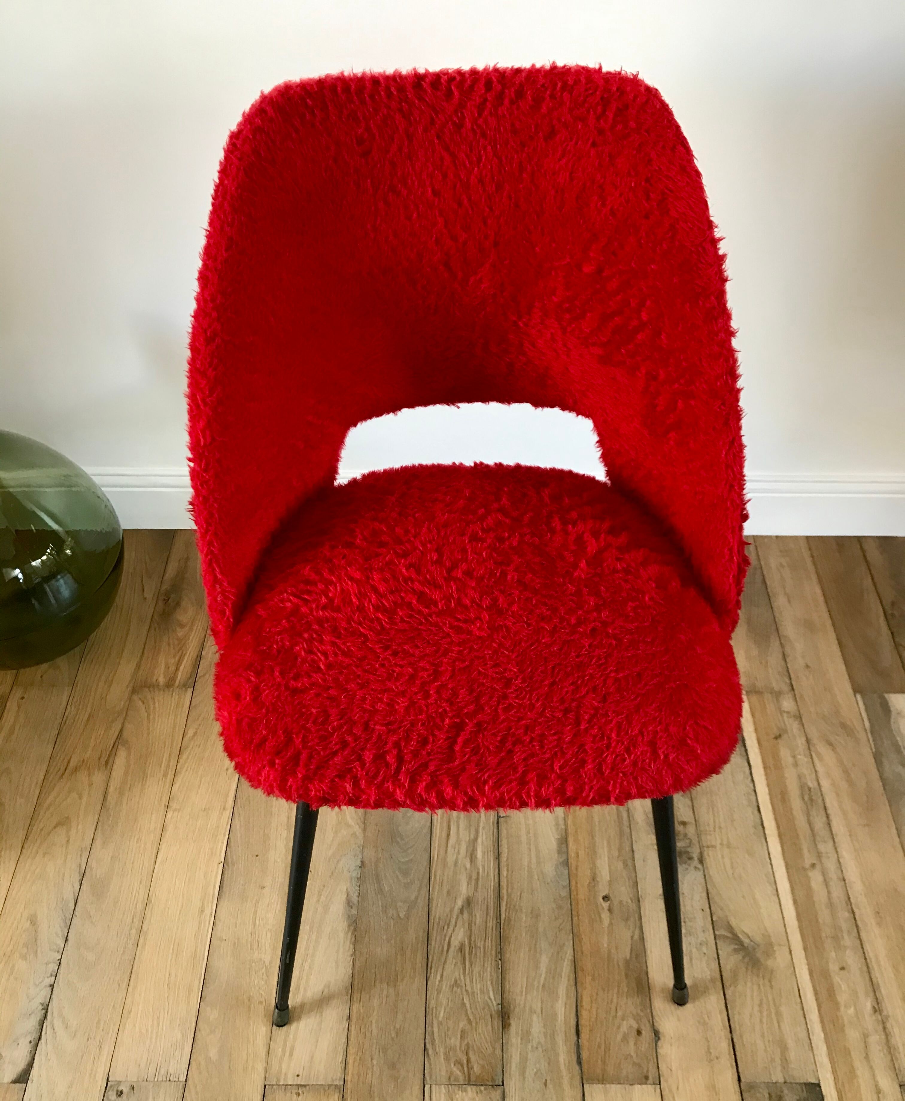 Chaise moumoute rouge pieds compas vintage années 50-60