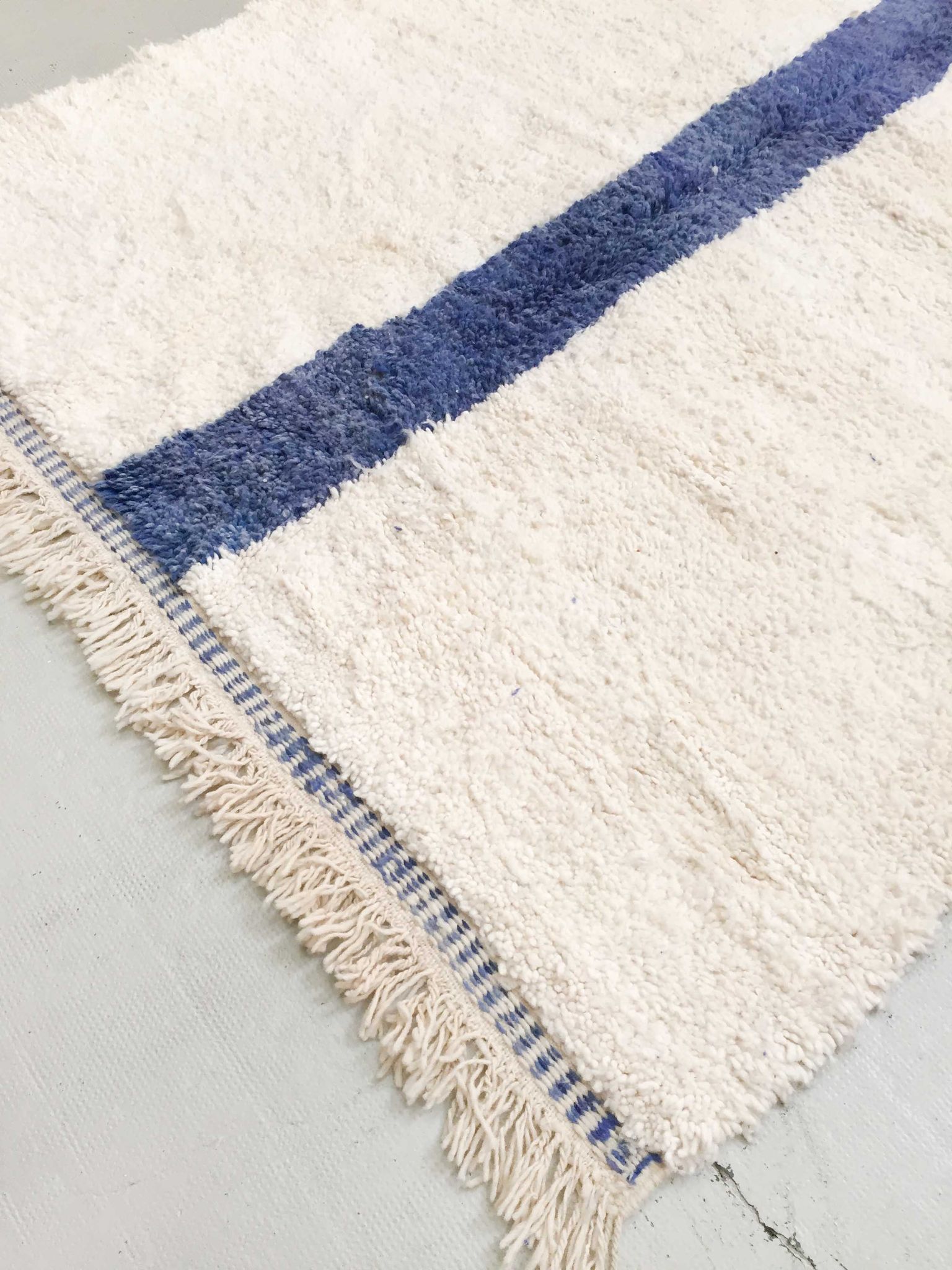 Berber carpet beni ouarain ecru blue line 243x160m