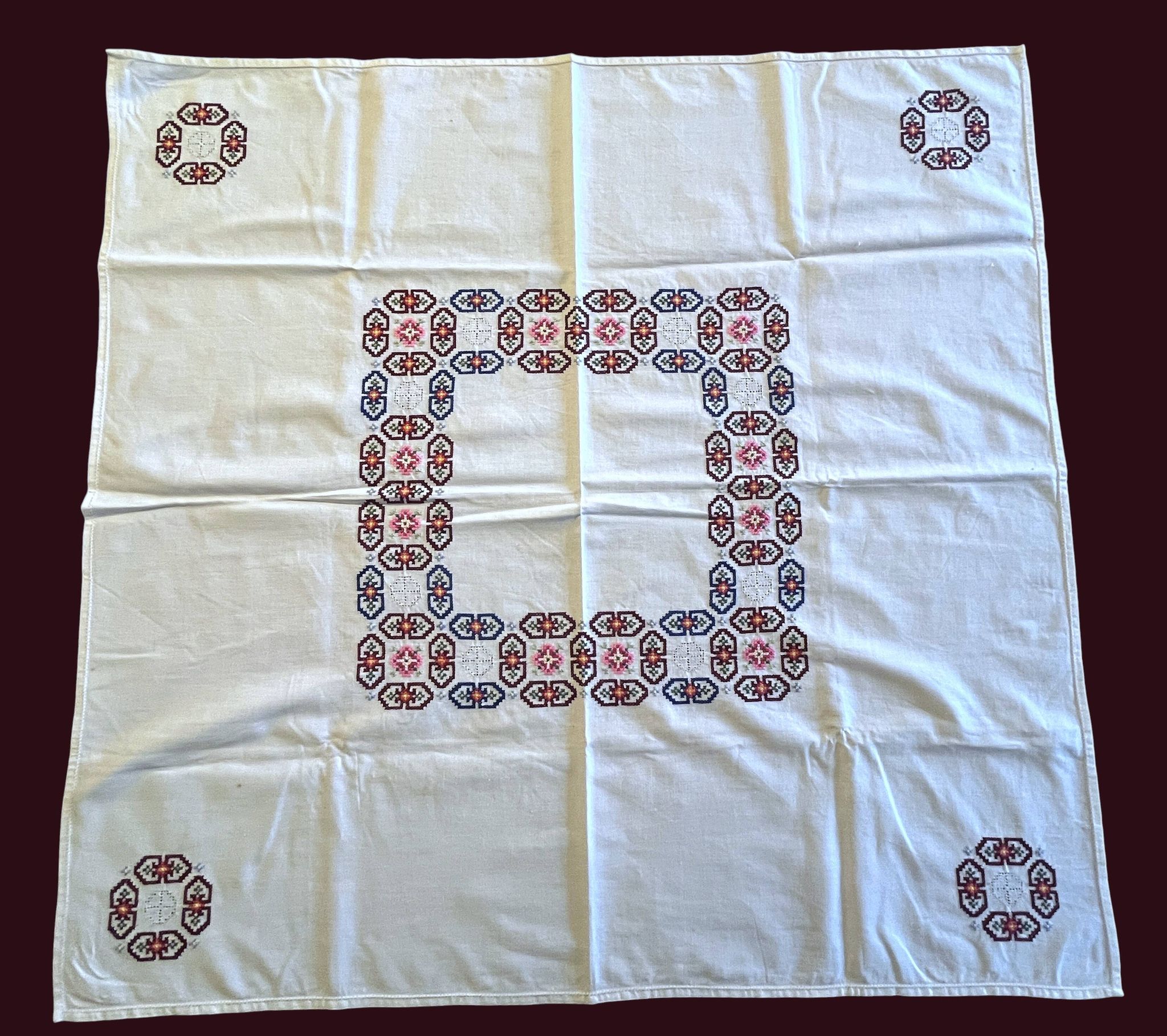 Linge de maison, nappe à thé brodée 6 serviettes vers 1960