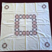 Linge de maison, nappe à thé brodée 6 serviettes vers 1960