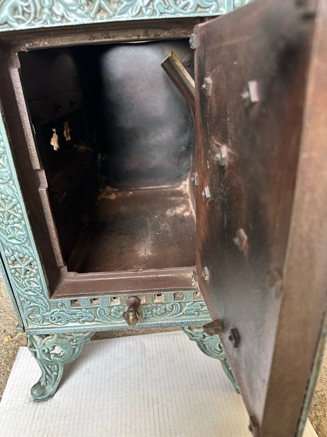Enamelled cast iron wood stove and earthenware Mirus