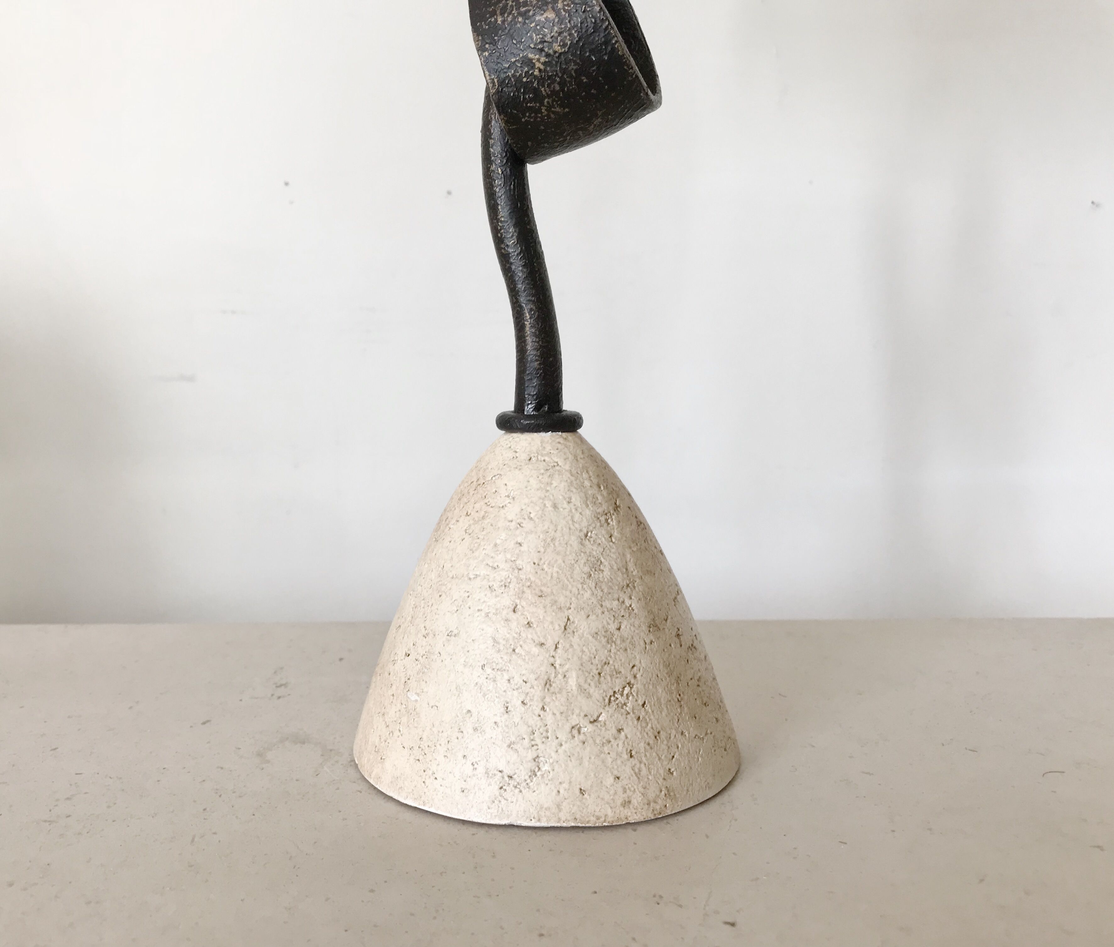 Lampe sculpturale en métal et pierre