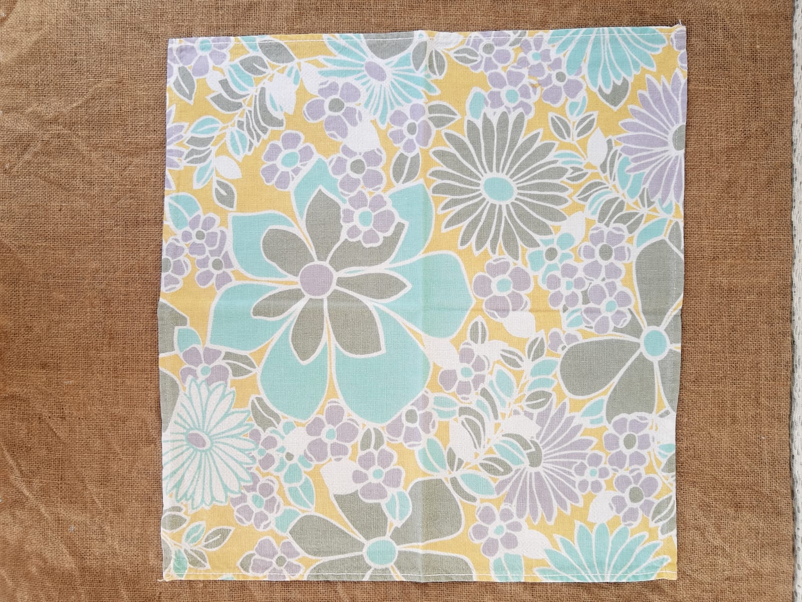 Round tablecloth and 6 napkins with vintage flower patterns