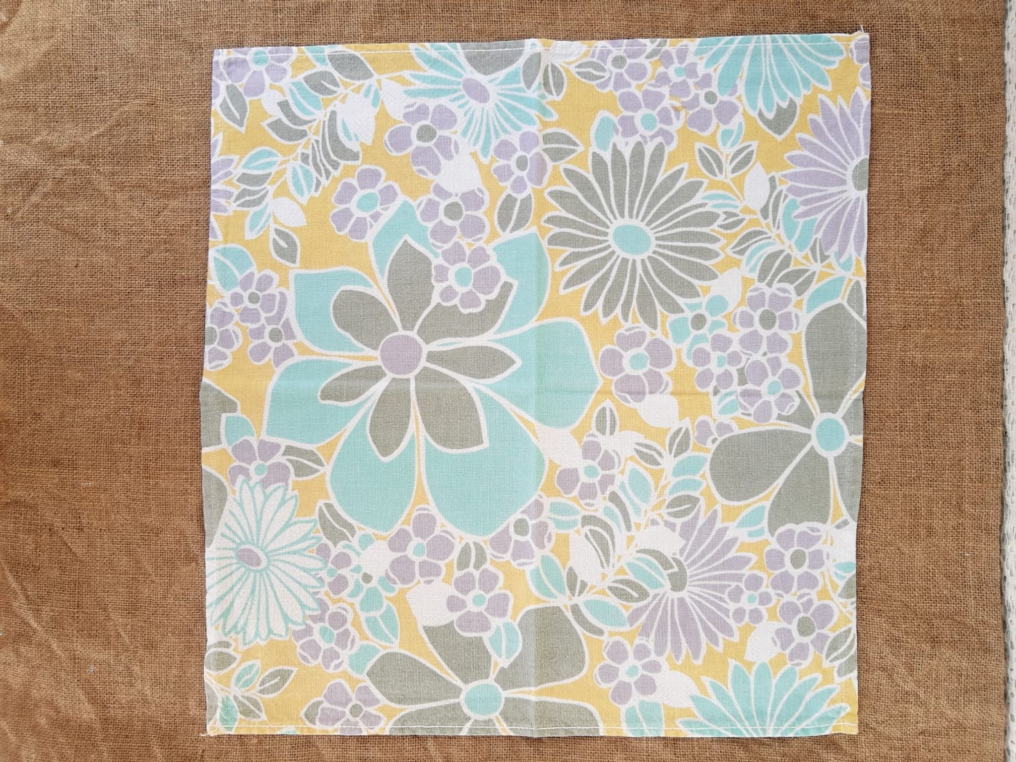 Round tablecloth and 6 napkins with vintage flower patterns