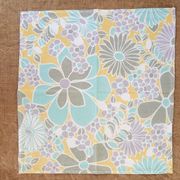 Round tablecloth and 6 napkins with vintage flower patterns