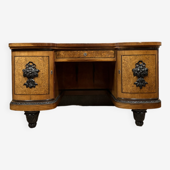 Bureau de centre galbé époque Art Déco en loupe clair et laque noire vers 1925