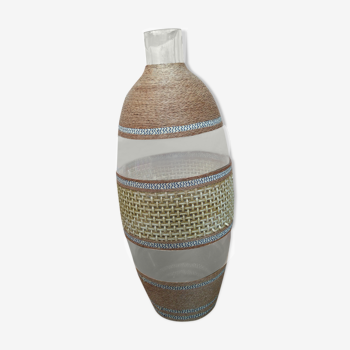 Cane glass-decorated vase and natural fibers