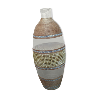 Vase en verre décor canné et fibres naturelles