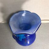 Vase ancien en verre multicouche bleu décor fleur soufflé col corolle vintage