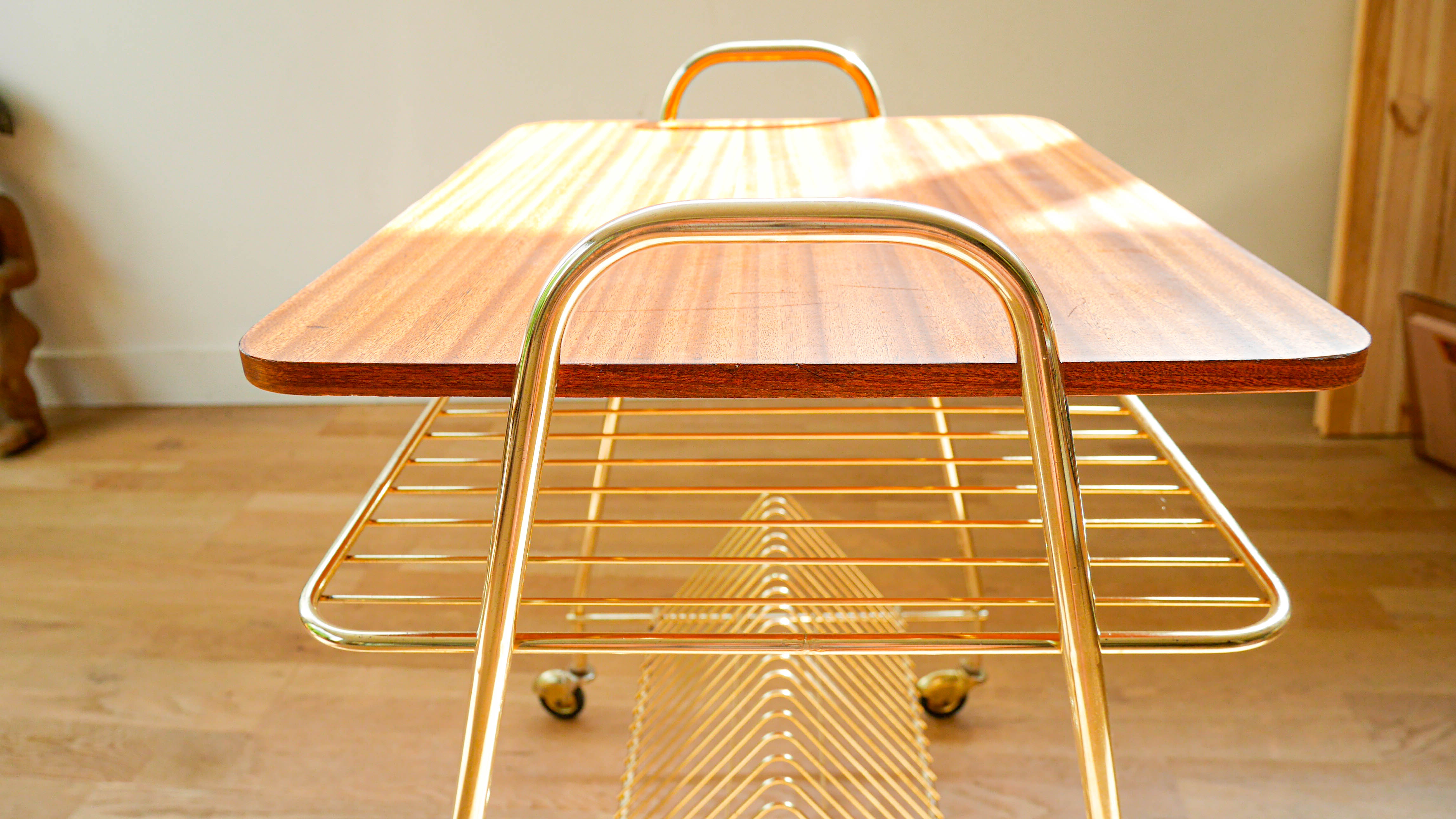 Vinyl service in gilded metal, with wooden top