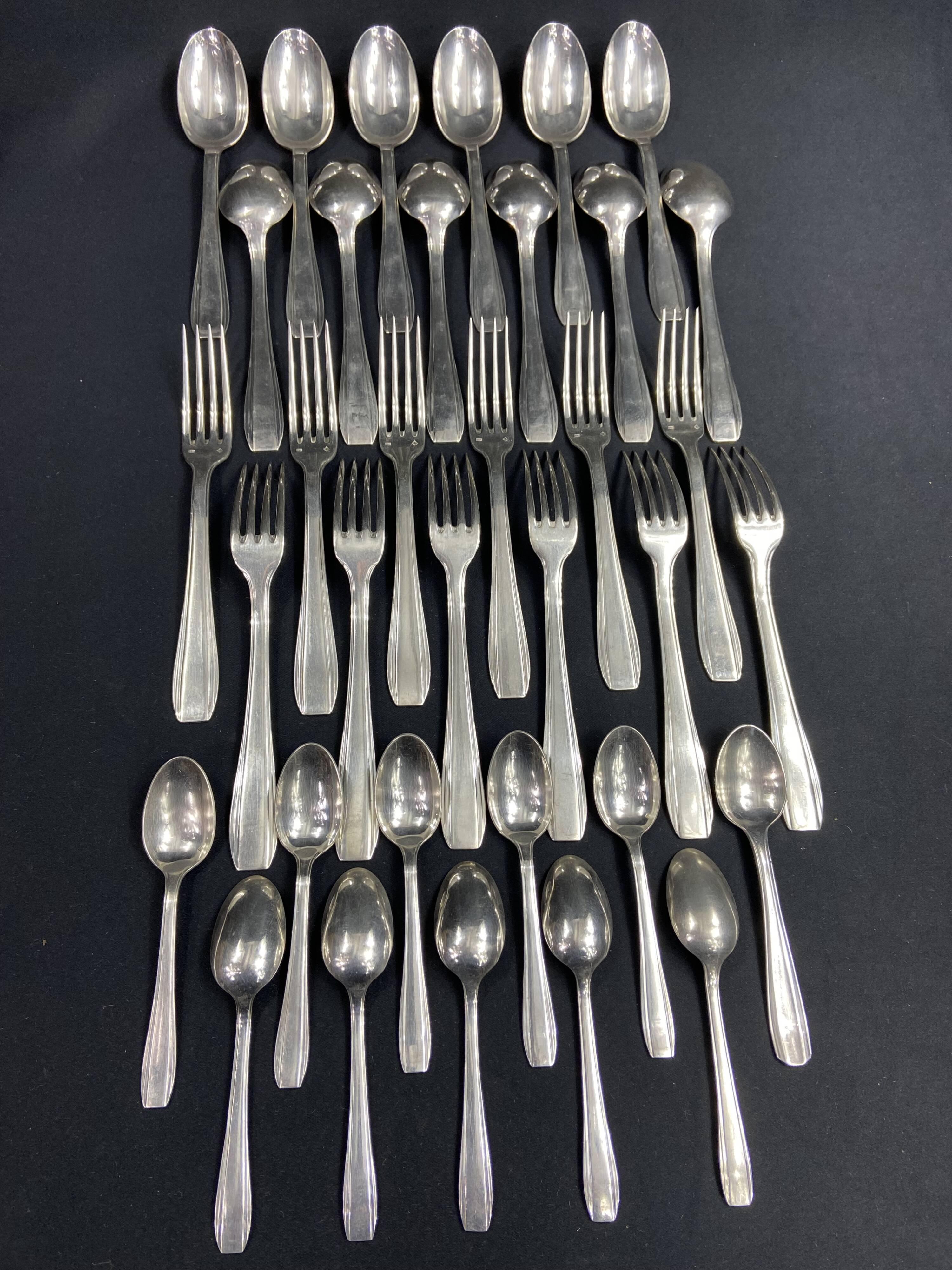 Vintage design silver metal cutlery set