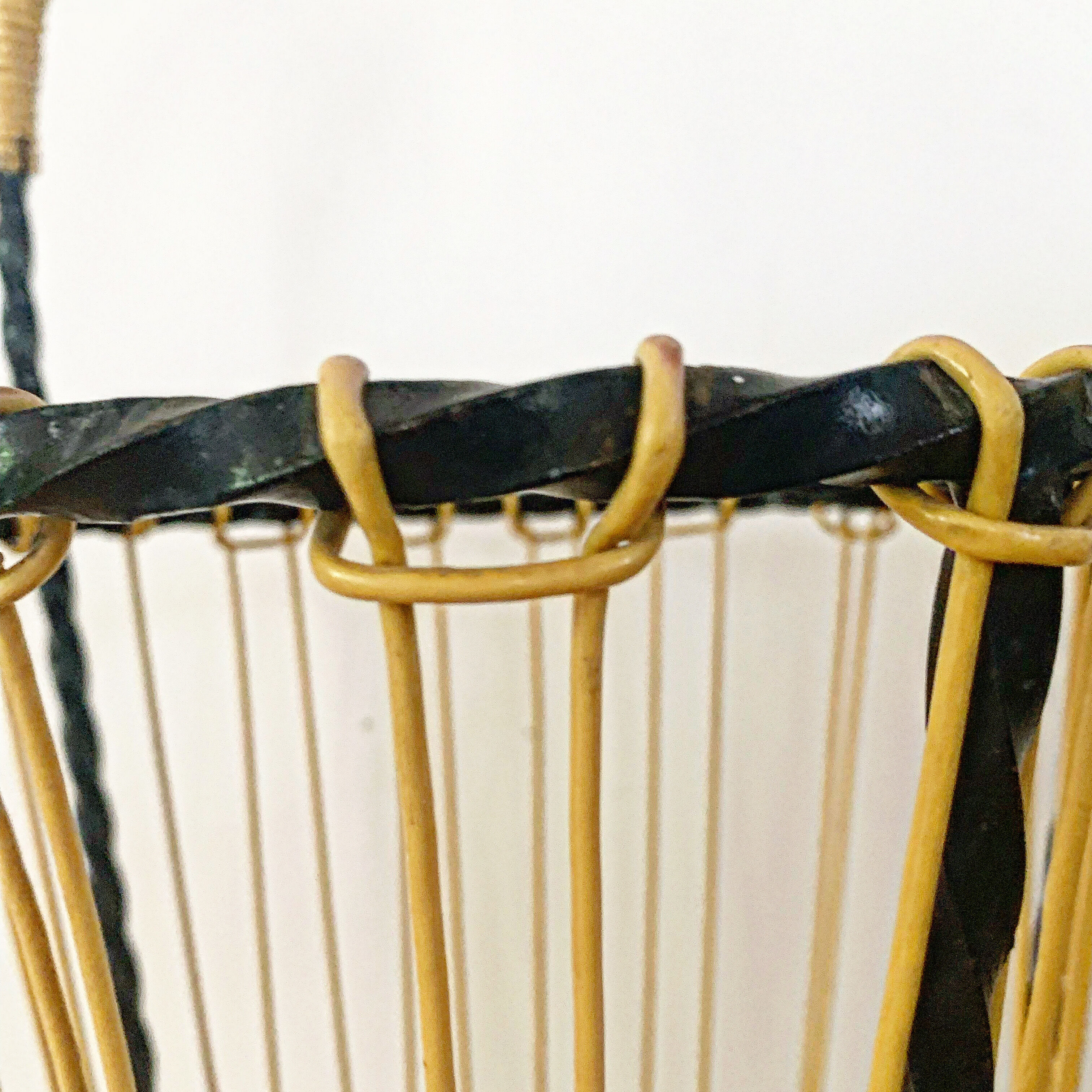 Wrought iron umbrella holder and scoubidou wires