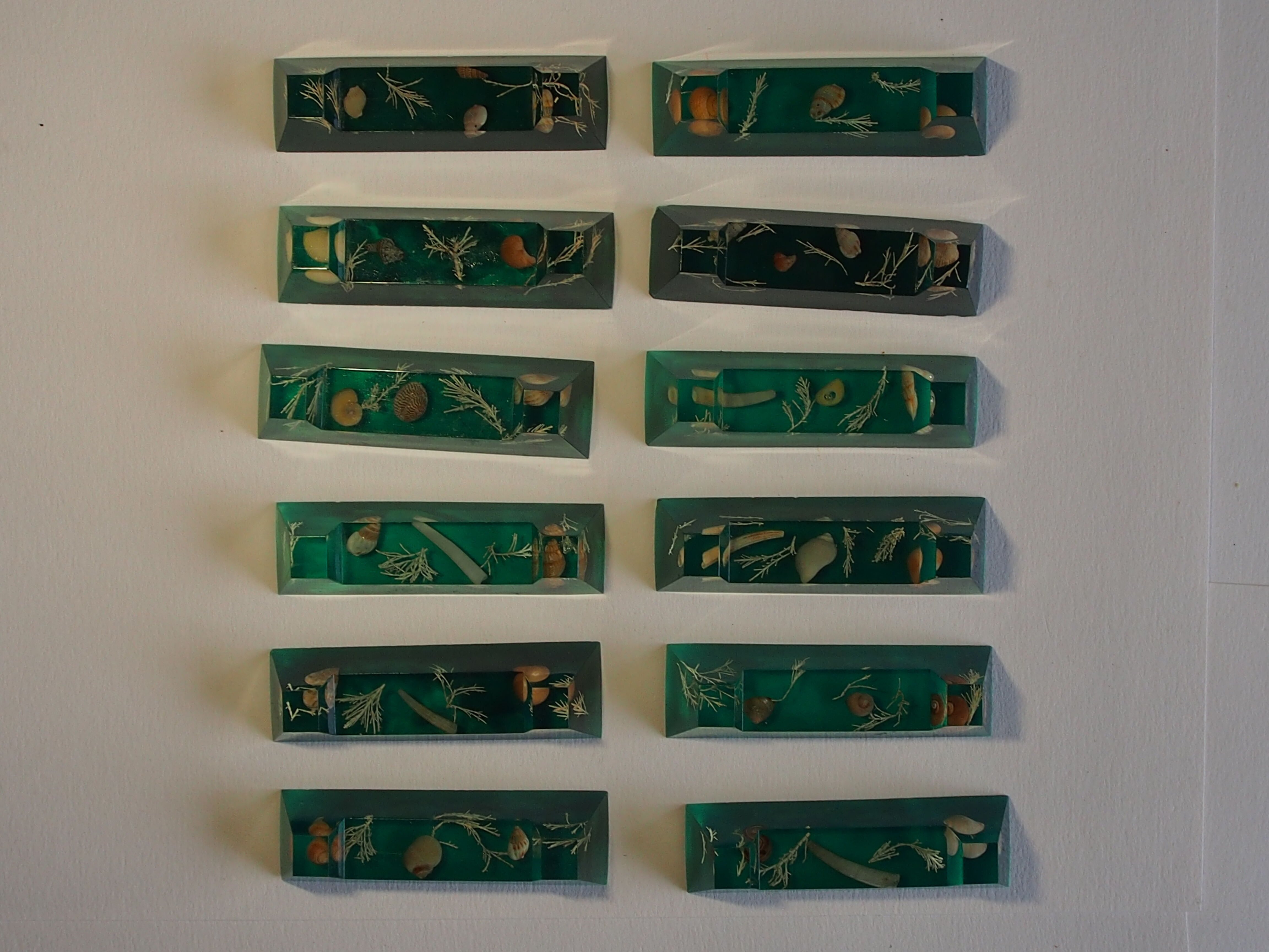 Knife holder in resin and inclusion of shells