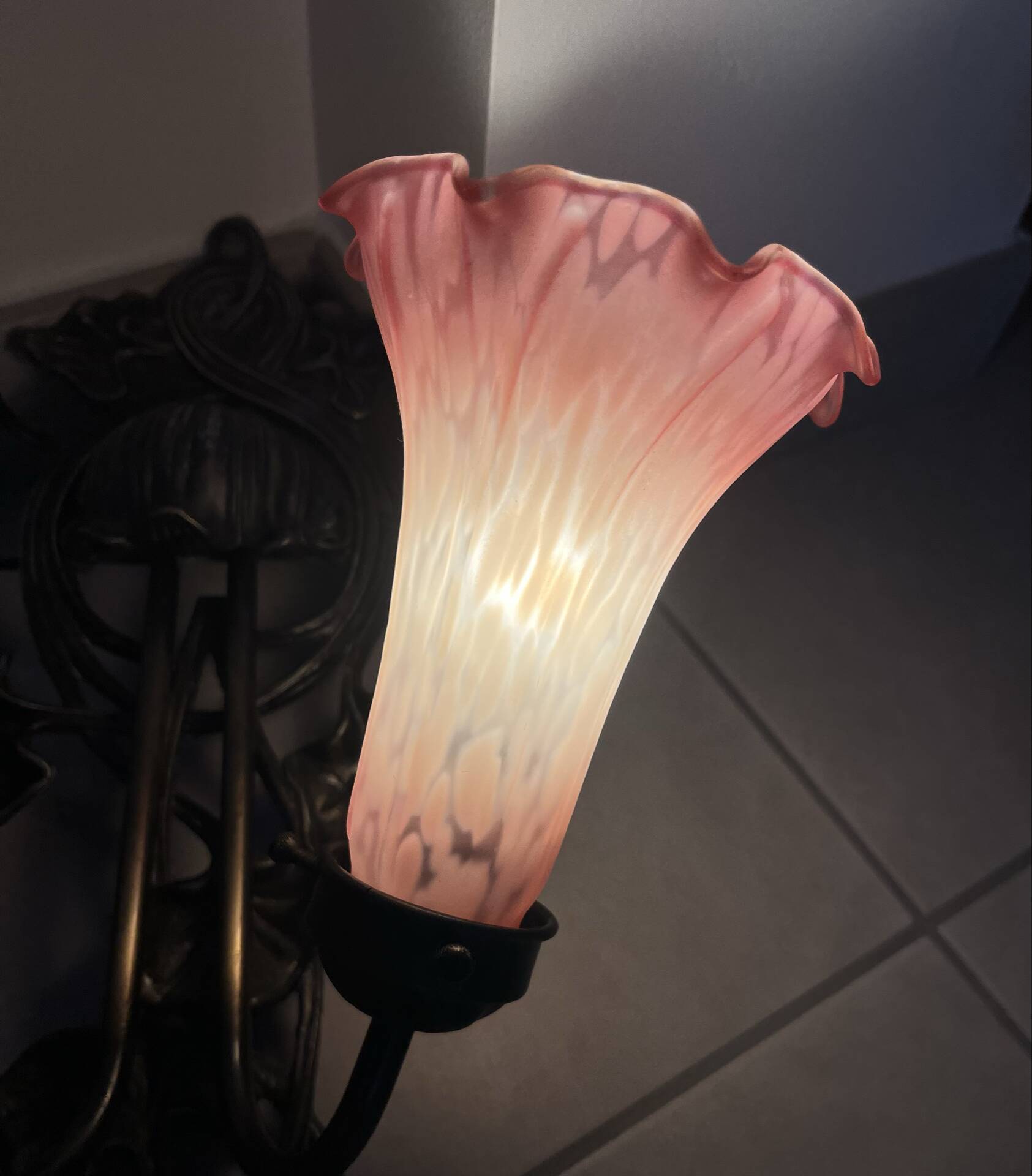 Apply 2 pink tulip Art Nouveau wall lights.