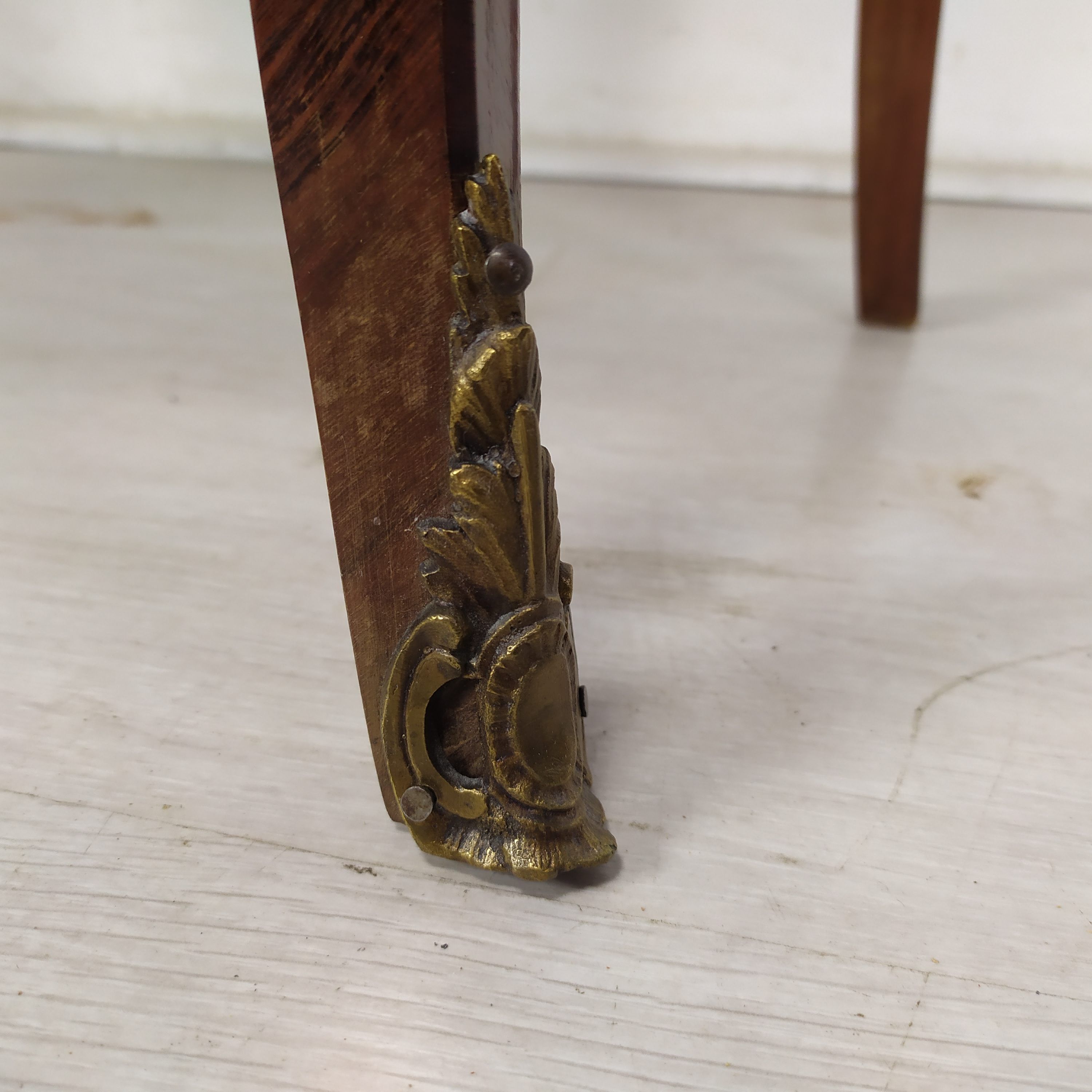 Louis XV curved jumping chest of drawers