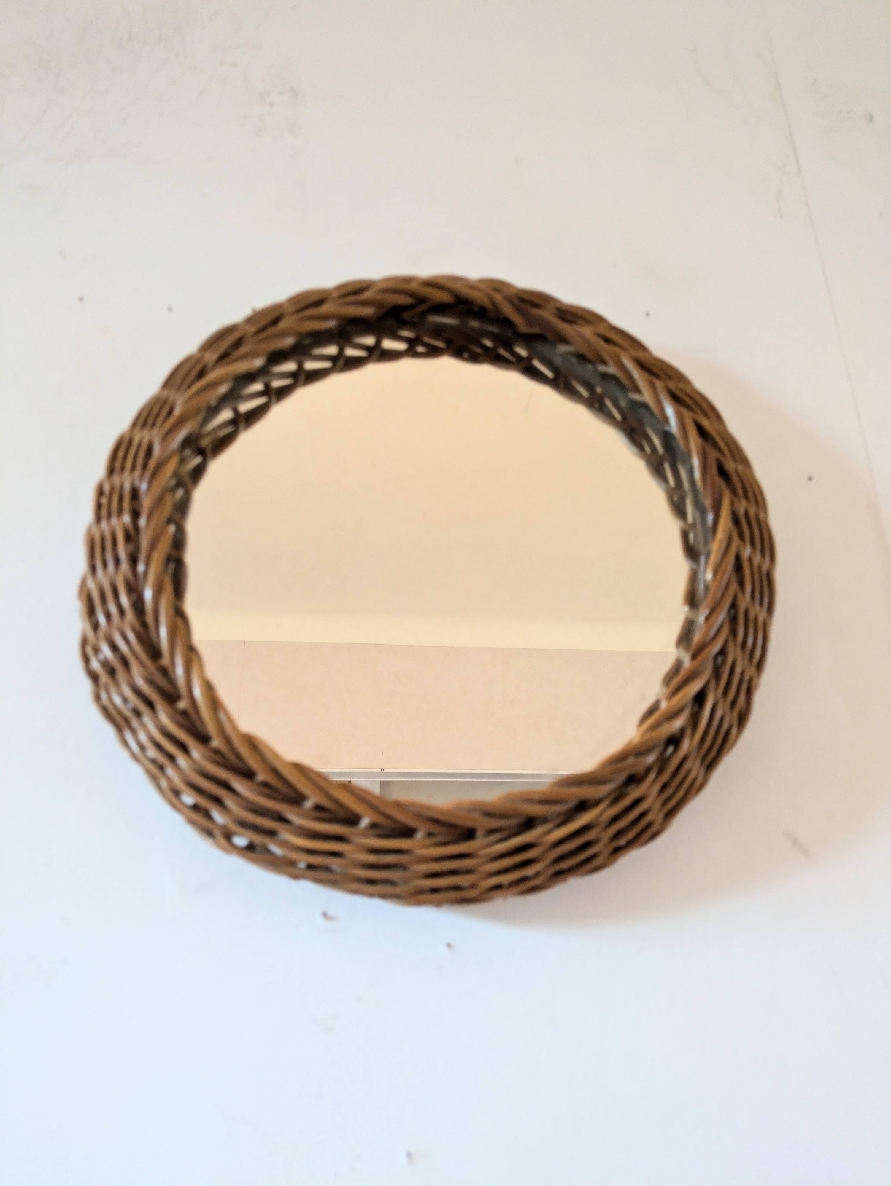 Round mirror in 60s design woven rattan