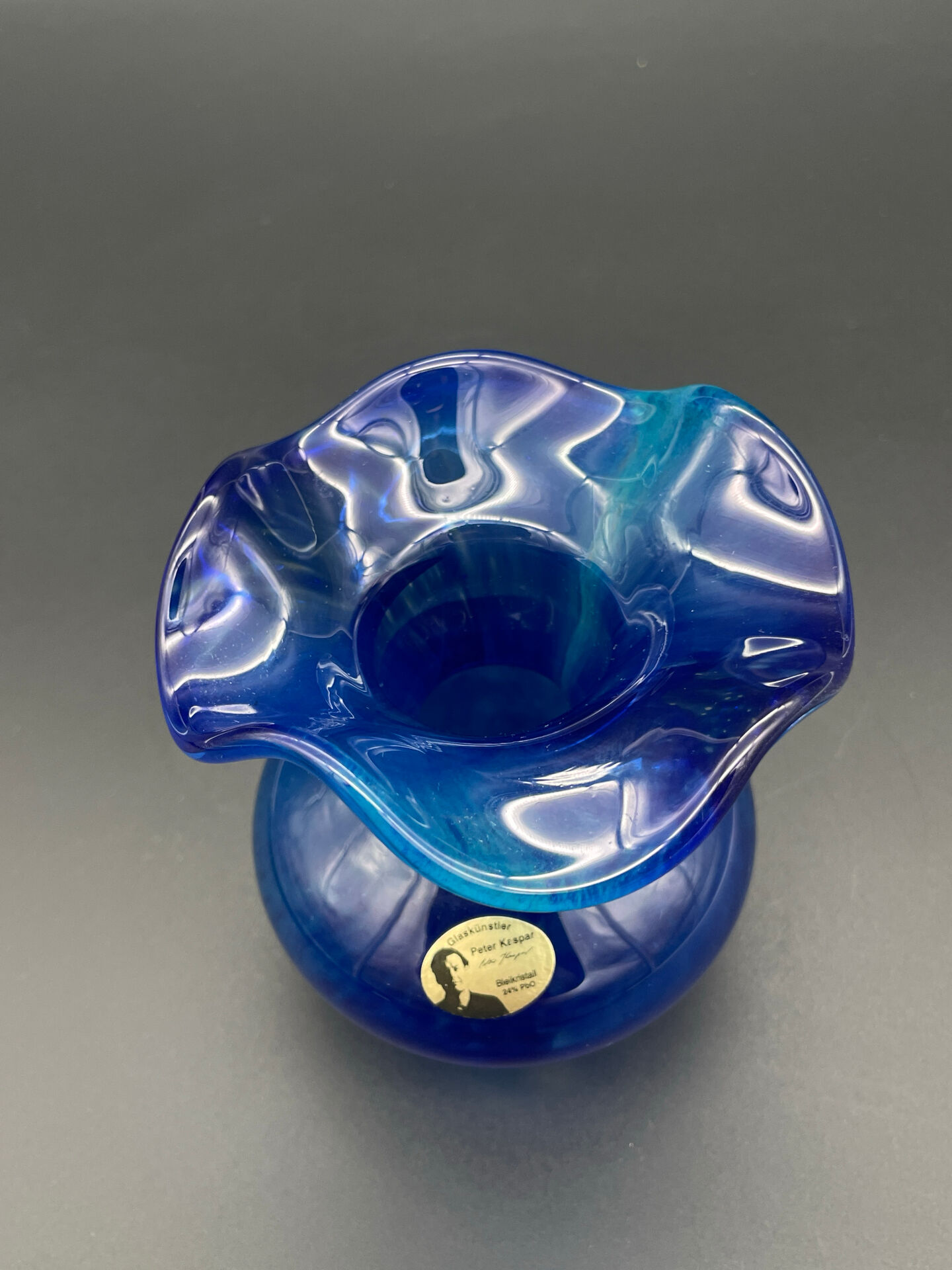 Vase Peter Kaspar en cristal bleu 24 % PbO à bord ondulé