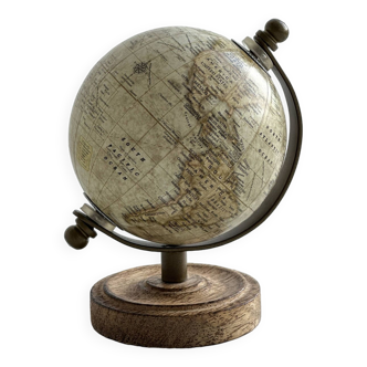 Petit globe terrestre ancien.