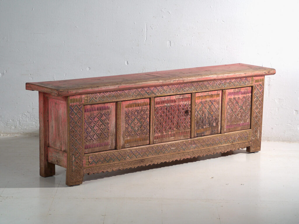 Buffet ancien bas sculpté en bois de sapin – Chine, vers 1930
