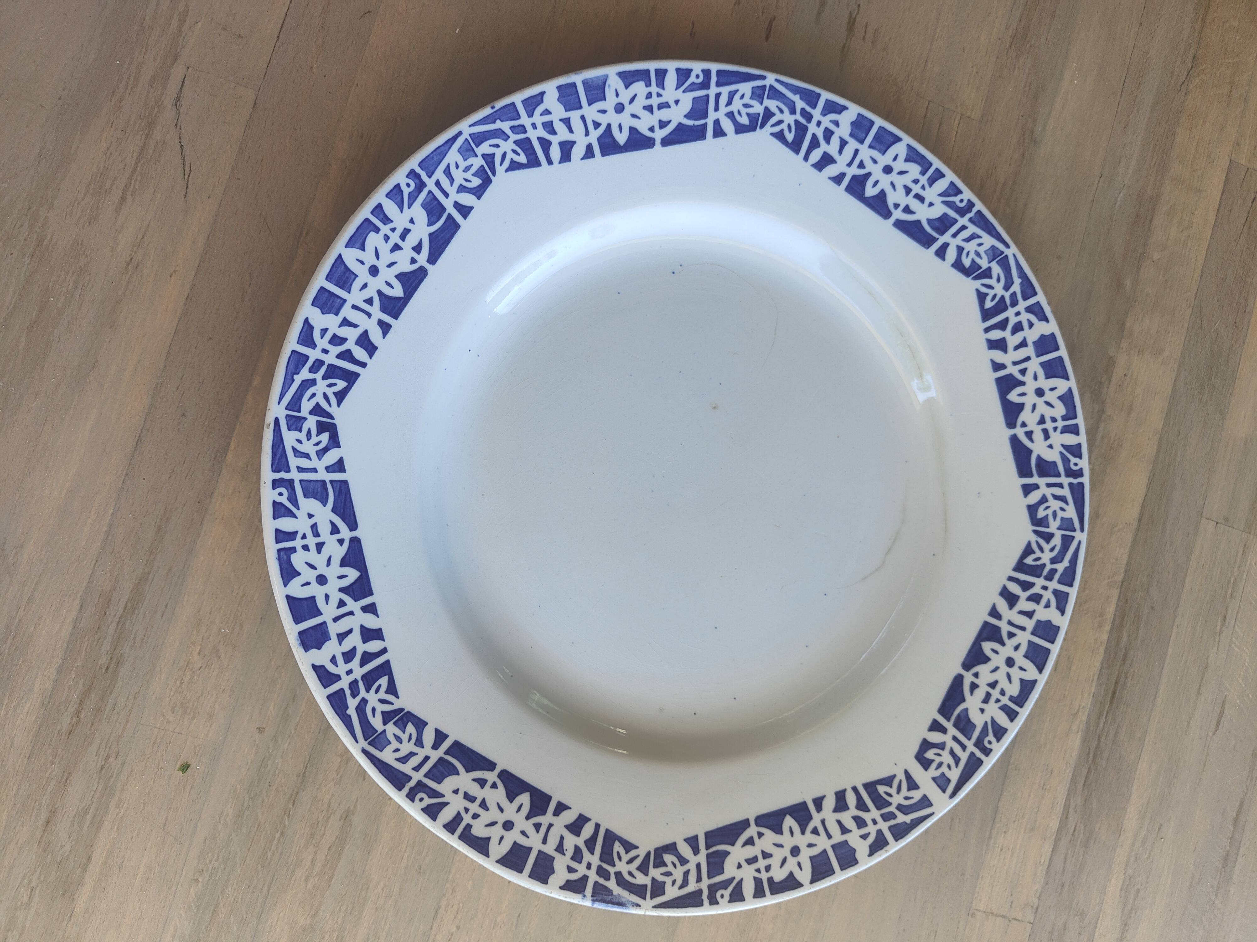 Set of 3 iron earth flat plates Faïencerie Niderviller. Blue and white “Art Deco” decor.