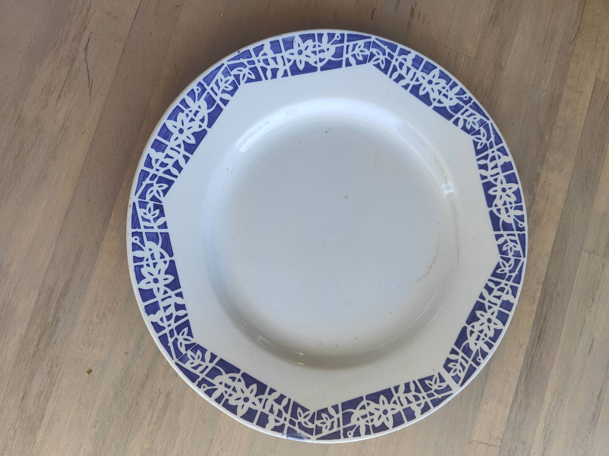 Set of 3 iron earth flat plates Faïencerie Niderviller. Blue and white “Art Deco” decor.