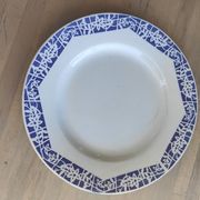 Set of 3 iron earth flat plates Faïencerie Niderviller. Blue and white “Art Deco” decor.