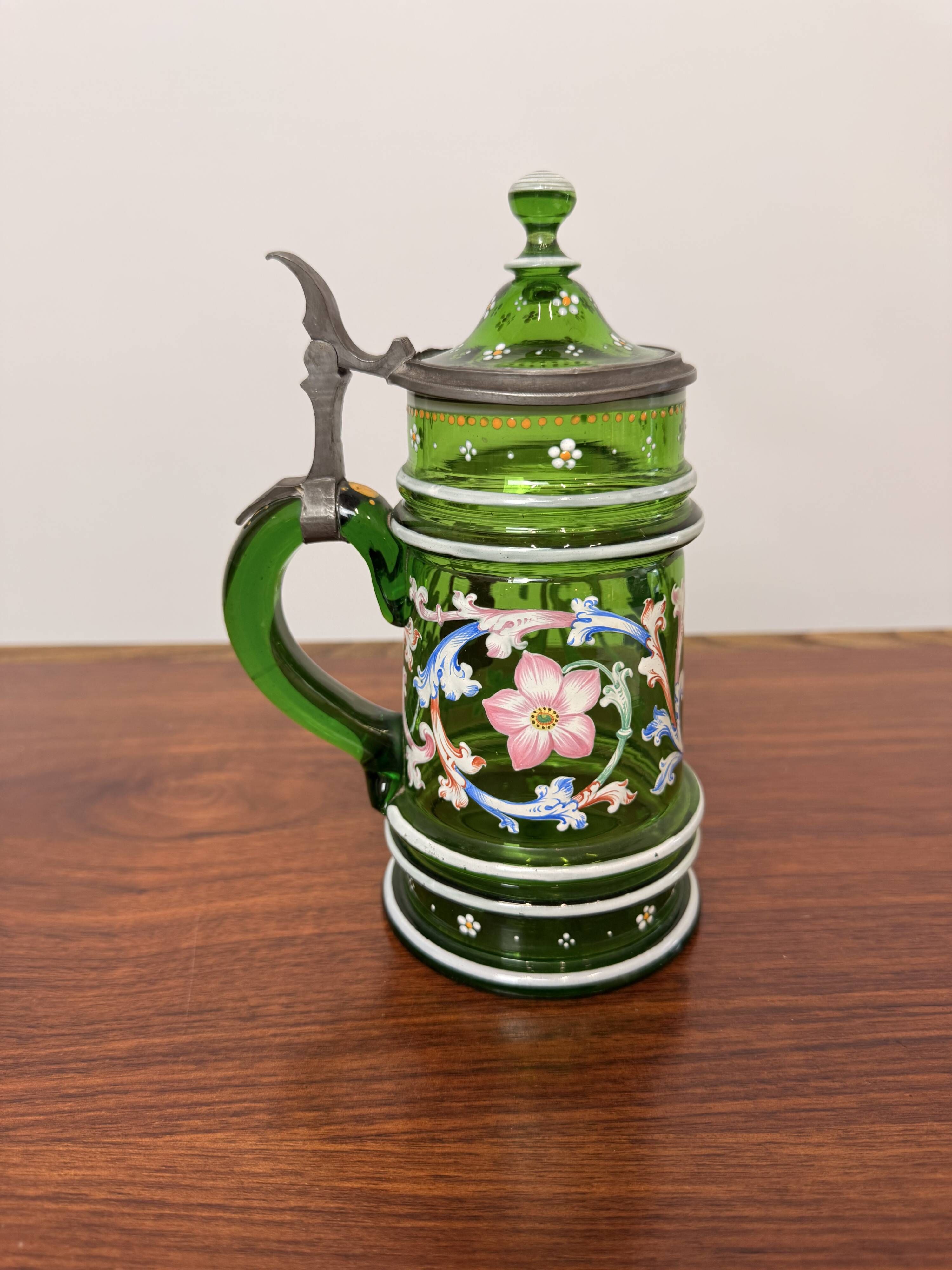 Chope à bière ancienne en verre émaillé vert – Décor floral -