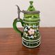 Chope à bière ancienne en verre émaillé vert – Décor floral -