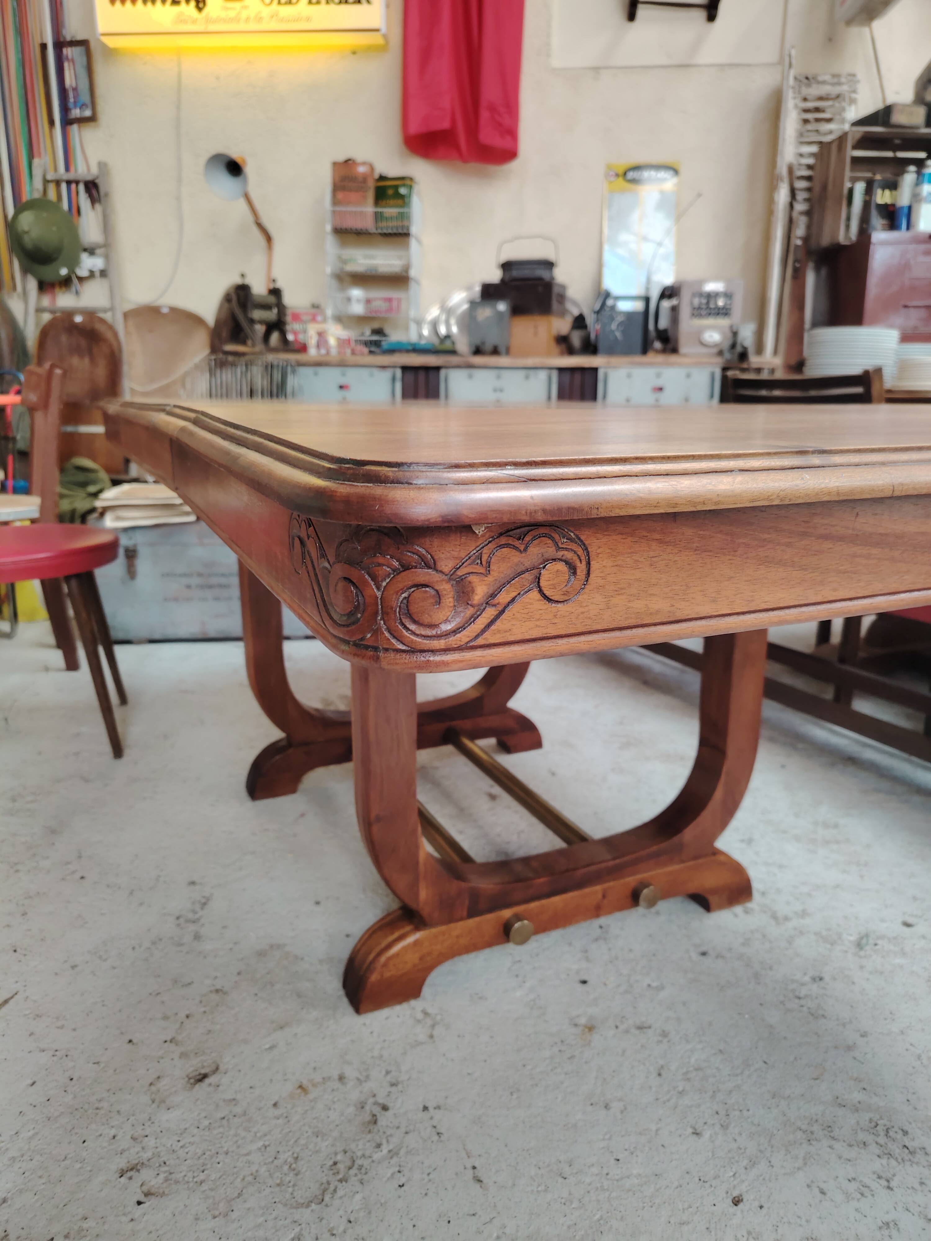 Art Deco extendable table in solid wood and brass.