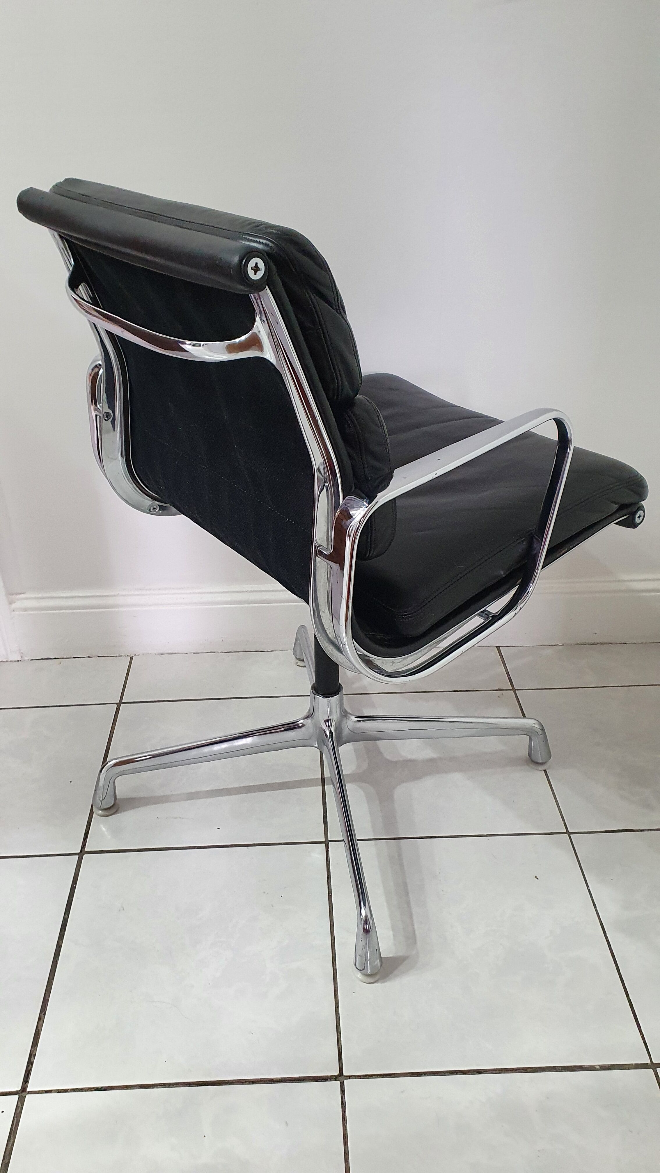 Fauteuil EA208 soft pad Charles et Ray Eames édition Herman Miller