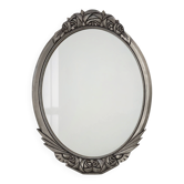 Miroir ovale Art Déco français avec roses sculptées et cadre peint en argent.