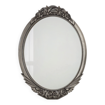 Miroir ovale Art Déco français avec roses sculptées et cadre peint en argent.