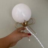 Lampe vintage tripode en laiton et opaline blanche