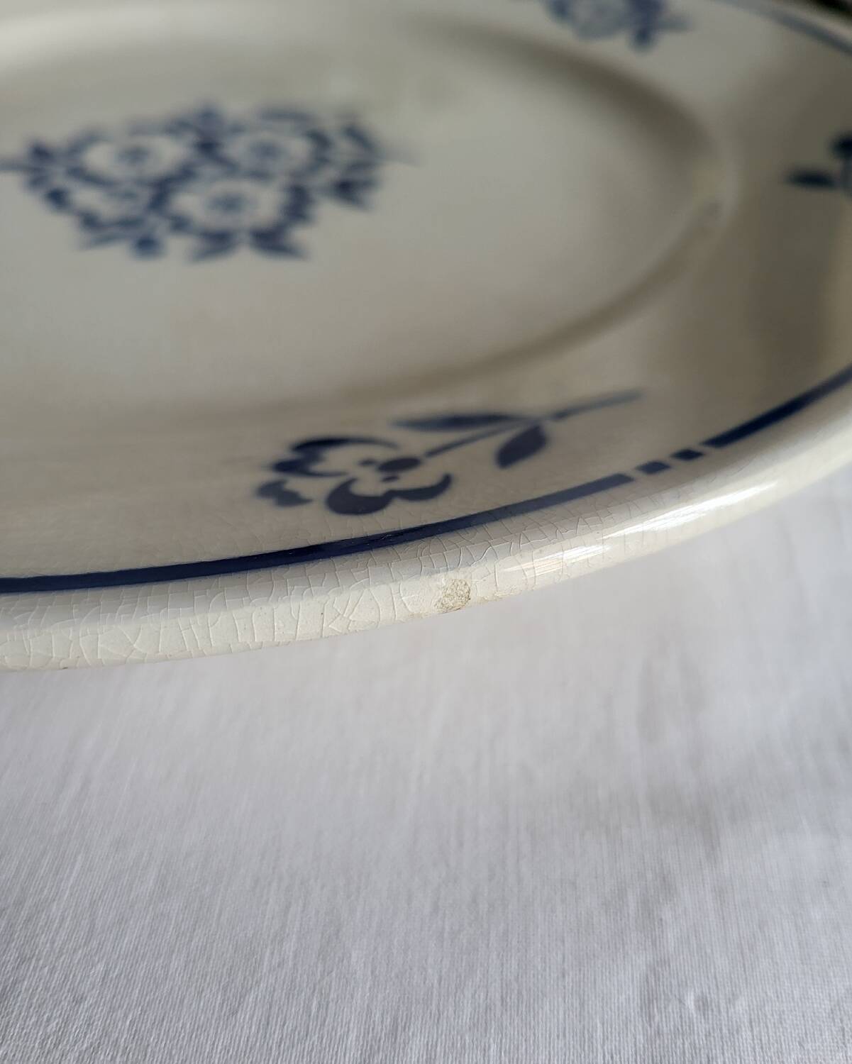 Plat rond en faïence Moulin des Loups & Hamage modèle Lucien