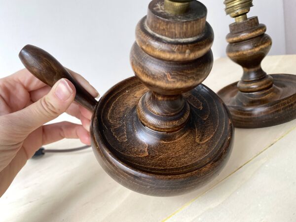 Paire de lampes bougeoirs en bois tourné années 50, luminaires vintage, pieds de lampes rustiques