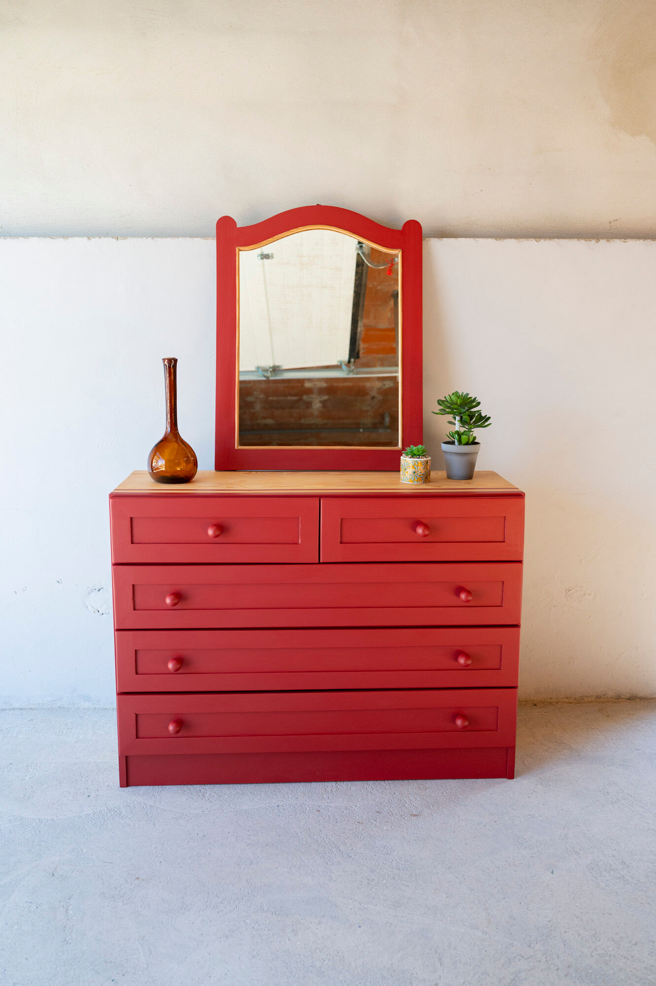 Commode pin massif rouge