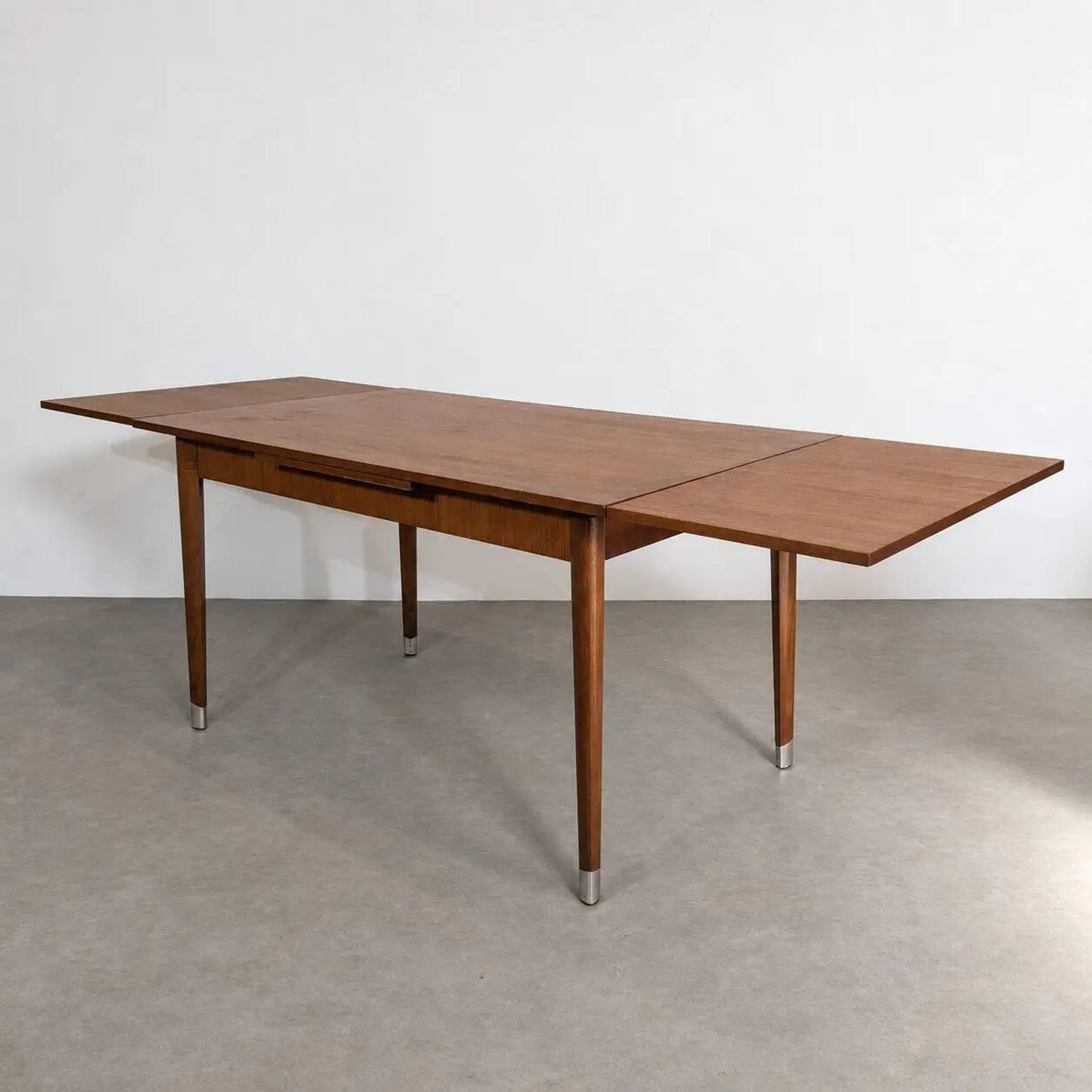Table à manger de style mid-century moderne