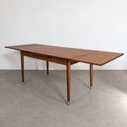 Table à manger de style mid-century moderne