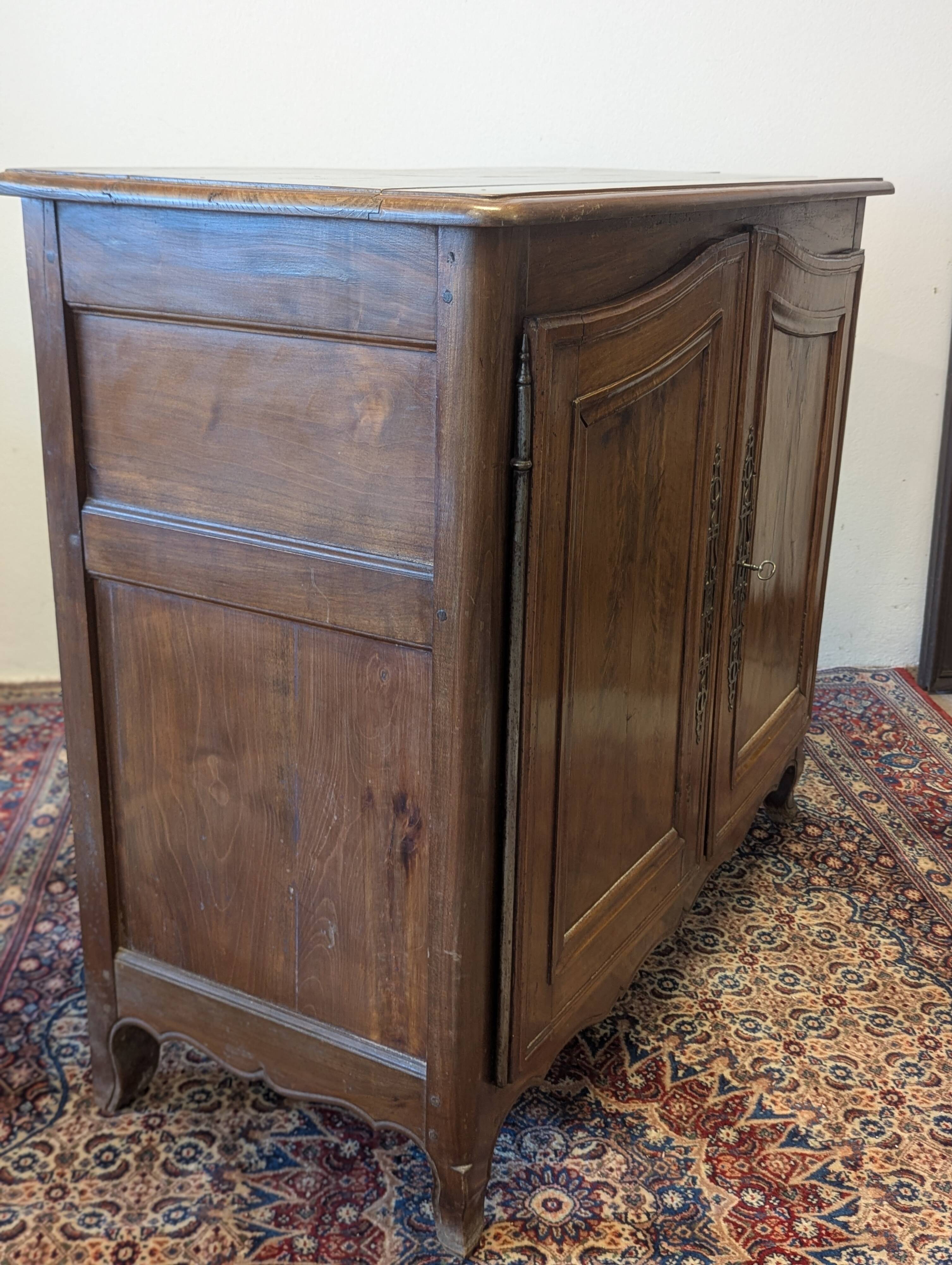Small oak and knot buffet