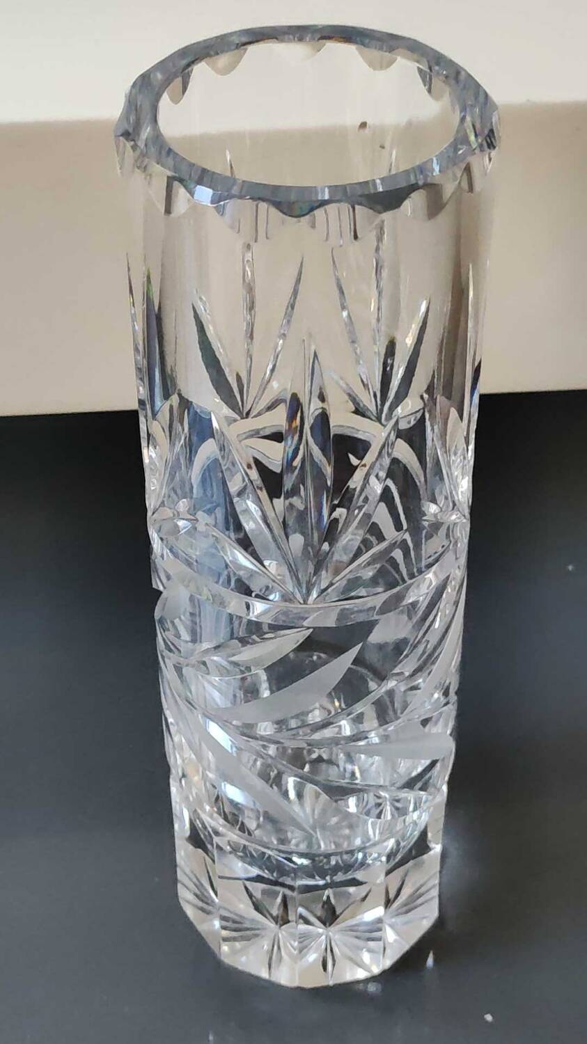 Tubular soliflore vase. In cut crystal. Decorated with frosted leafy motifs. Boho-Chic style. High 20 cm