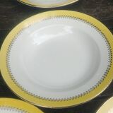 Lot de treize assiettes creuses en porcelaine ancienne signées " Biarritz"