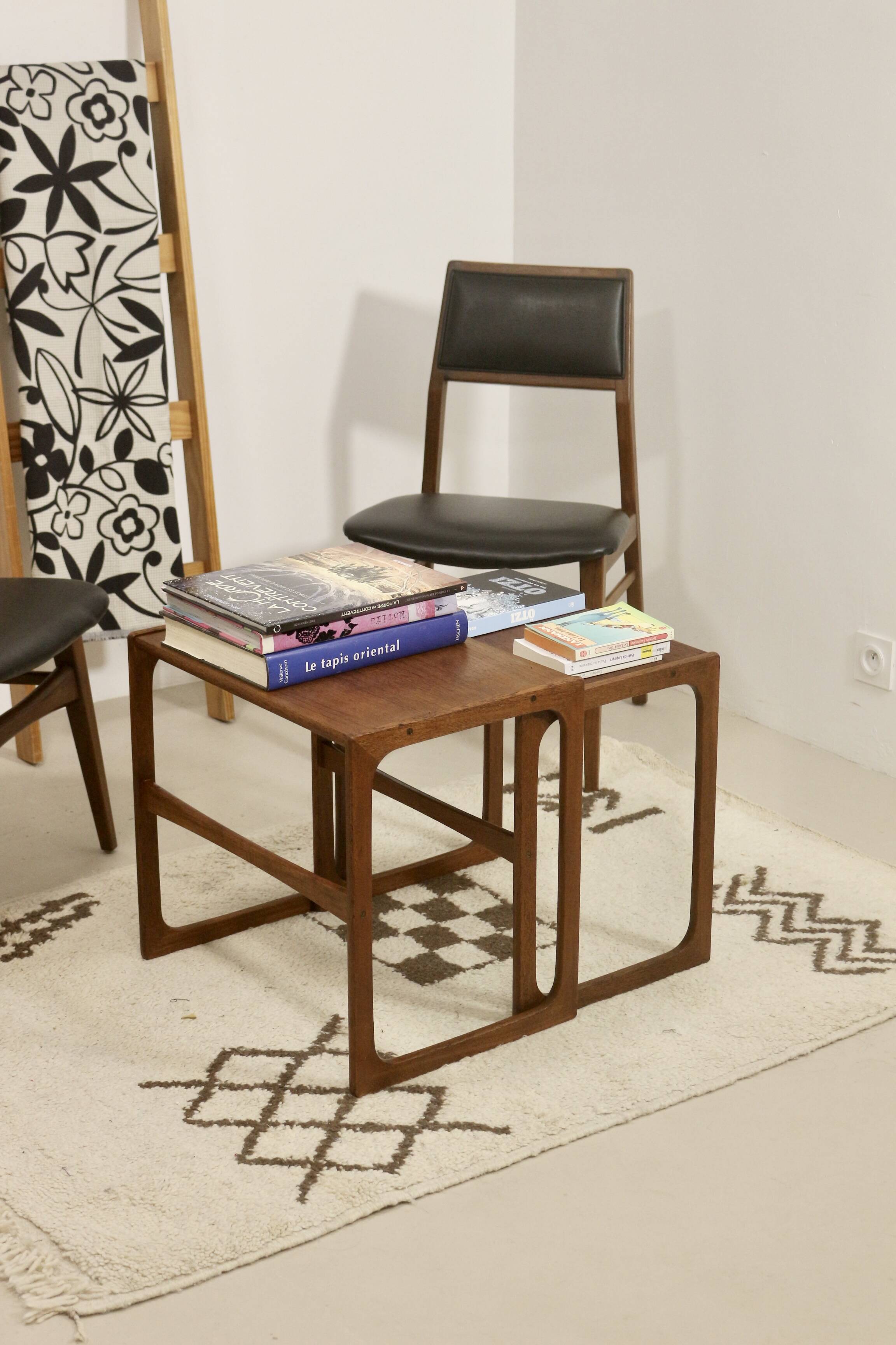 Scandinavian nesting tables rn teak year 60. Ref twiny.