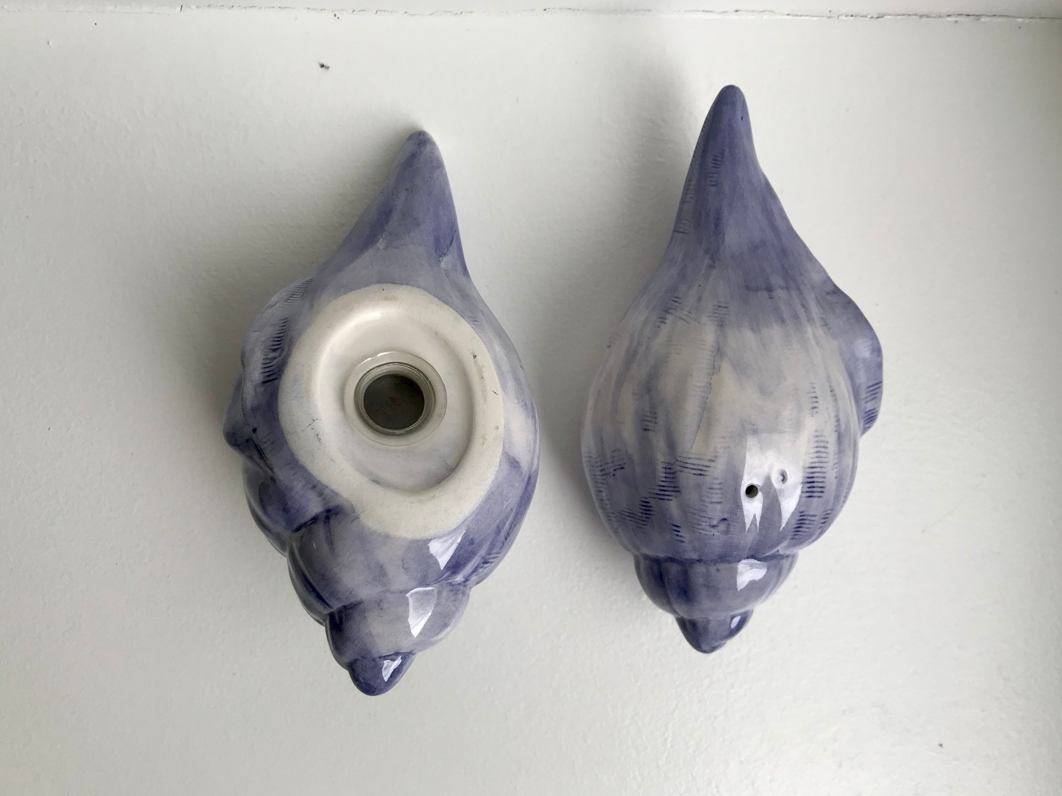 Duo of salt and pepper shaker in slurry shell pattern 70s